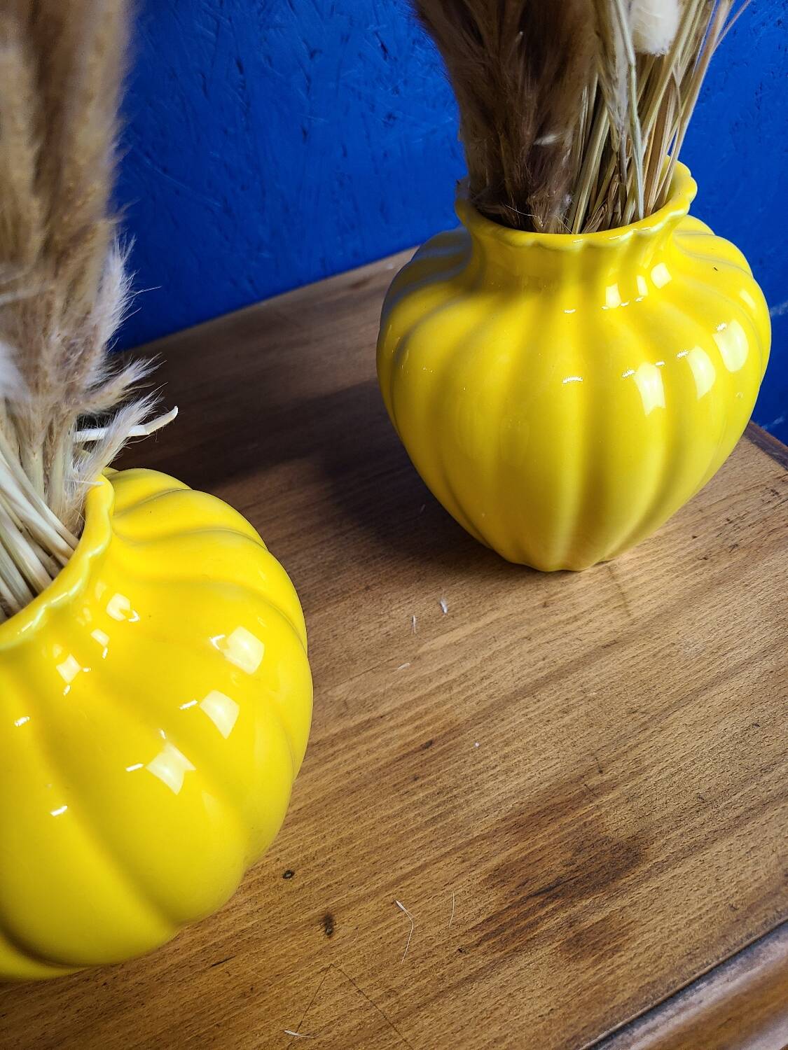 Paire de vase en émail jaune citron