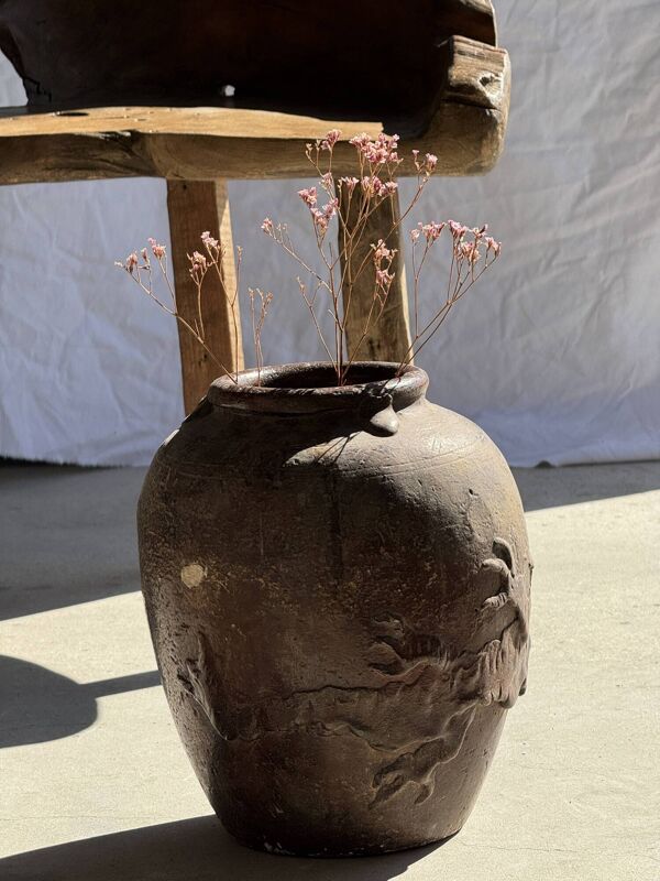 Grand pot traditionnel indonésien en terre cuite figurant un dragon