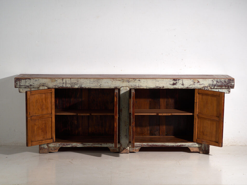 Buffet d’autel ancien laqué en bois de pin – Chine, vers 1900