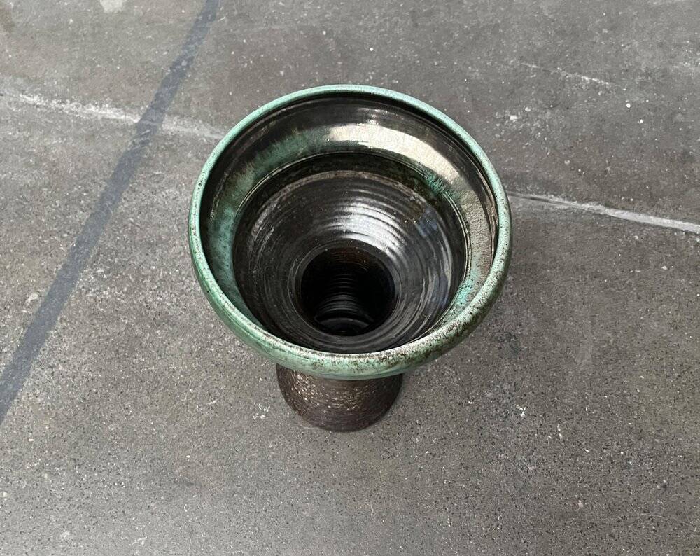 Brutalist studio pottery vase in East German style from the mid-century by Kerstin & Ralf Unterstab for Kunsttöpferei Unterstab KTU, 1960s.