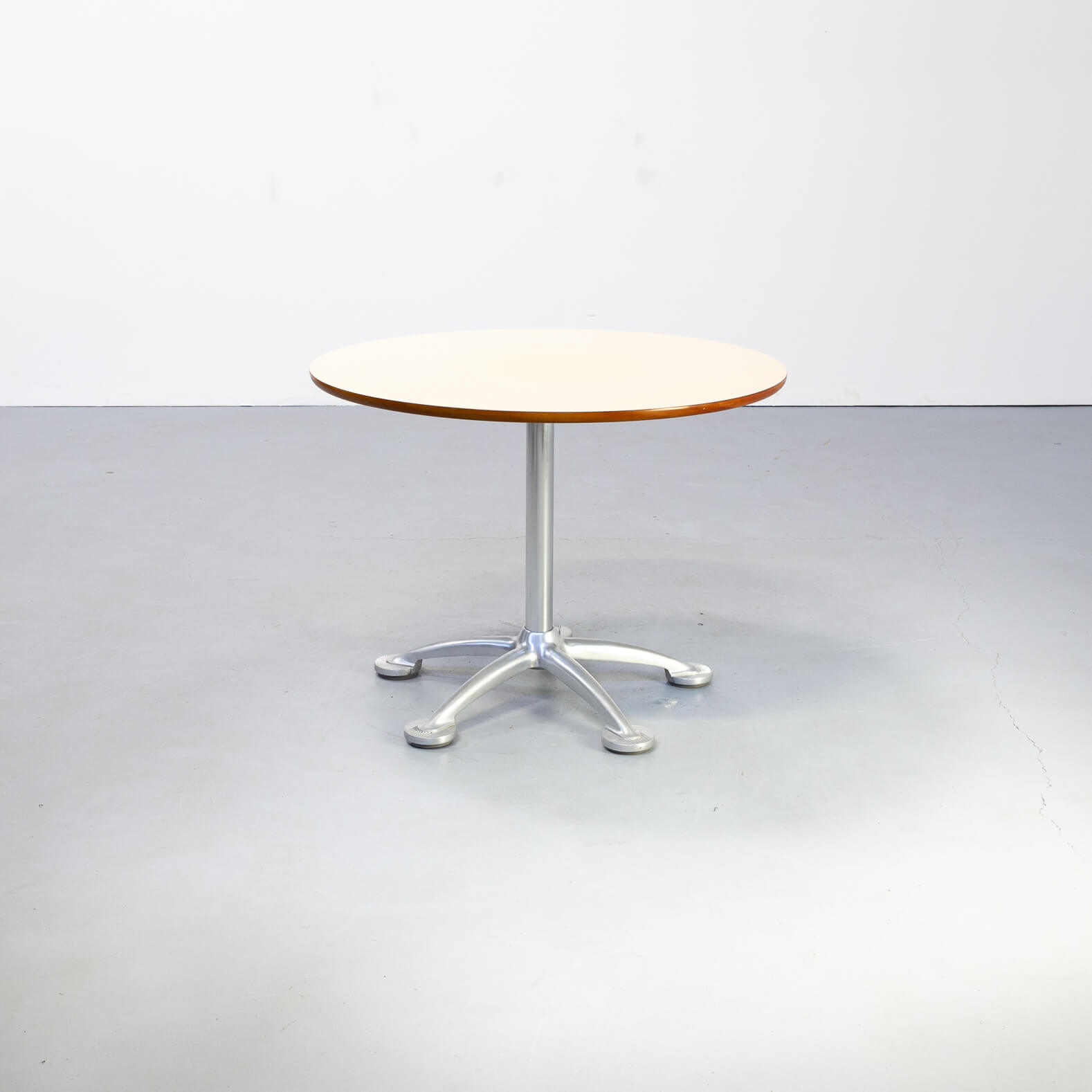 80s Jorge Pensi round dining table for Amat3