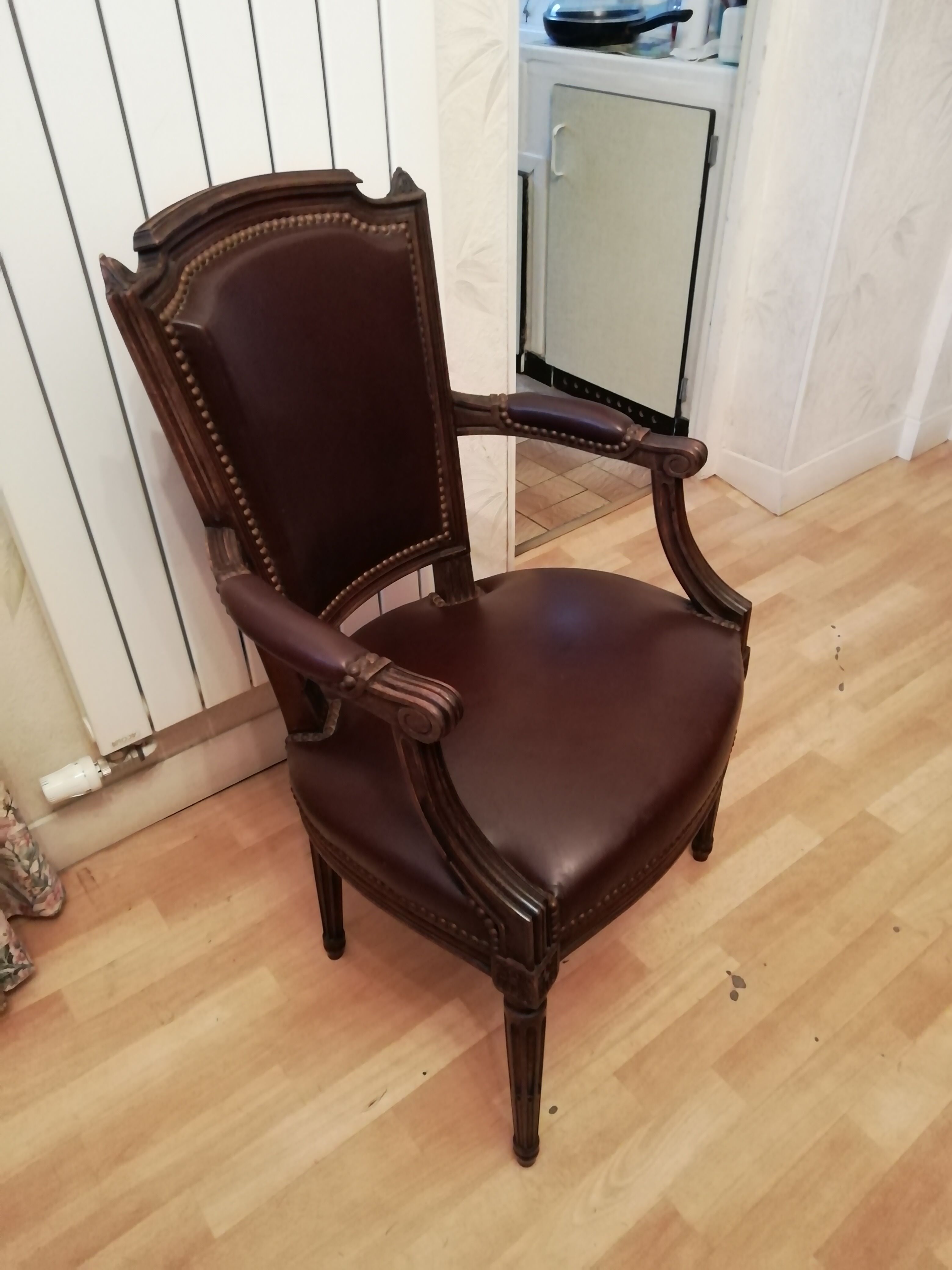 Fauteuil cabriolet Louis XVI couvert cuir marron foncé
