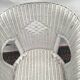Fauteuil en rotin blanc avec assez vintage