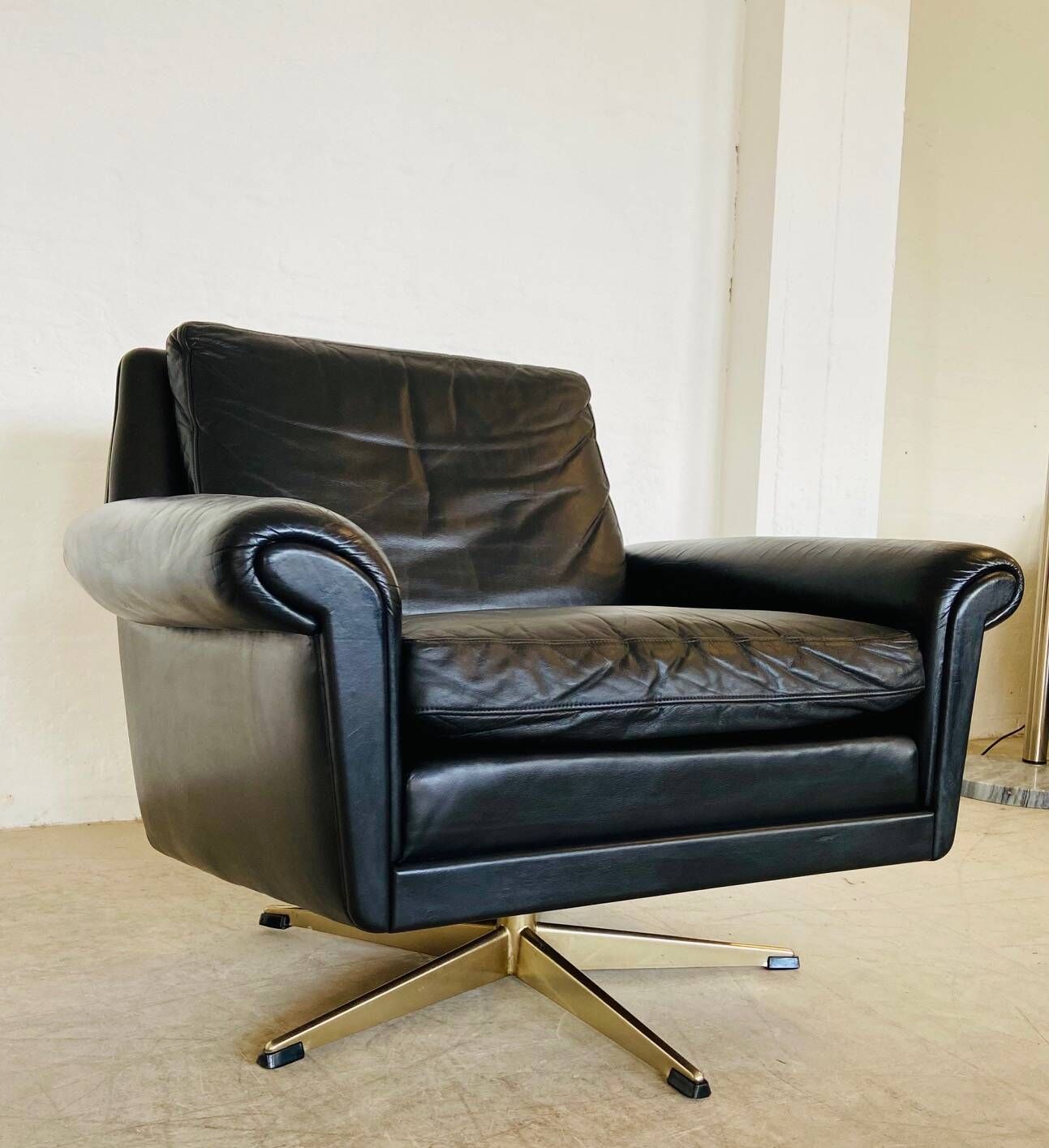 Vintage Danish mid-century leather lounge chair in black leather by G. Thams 1975