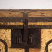 Coffre ancien ferré en bois de pin – Europe centrale, vers 1870
