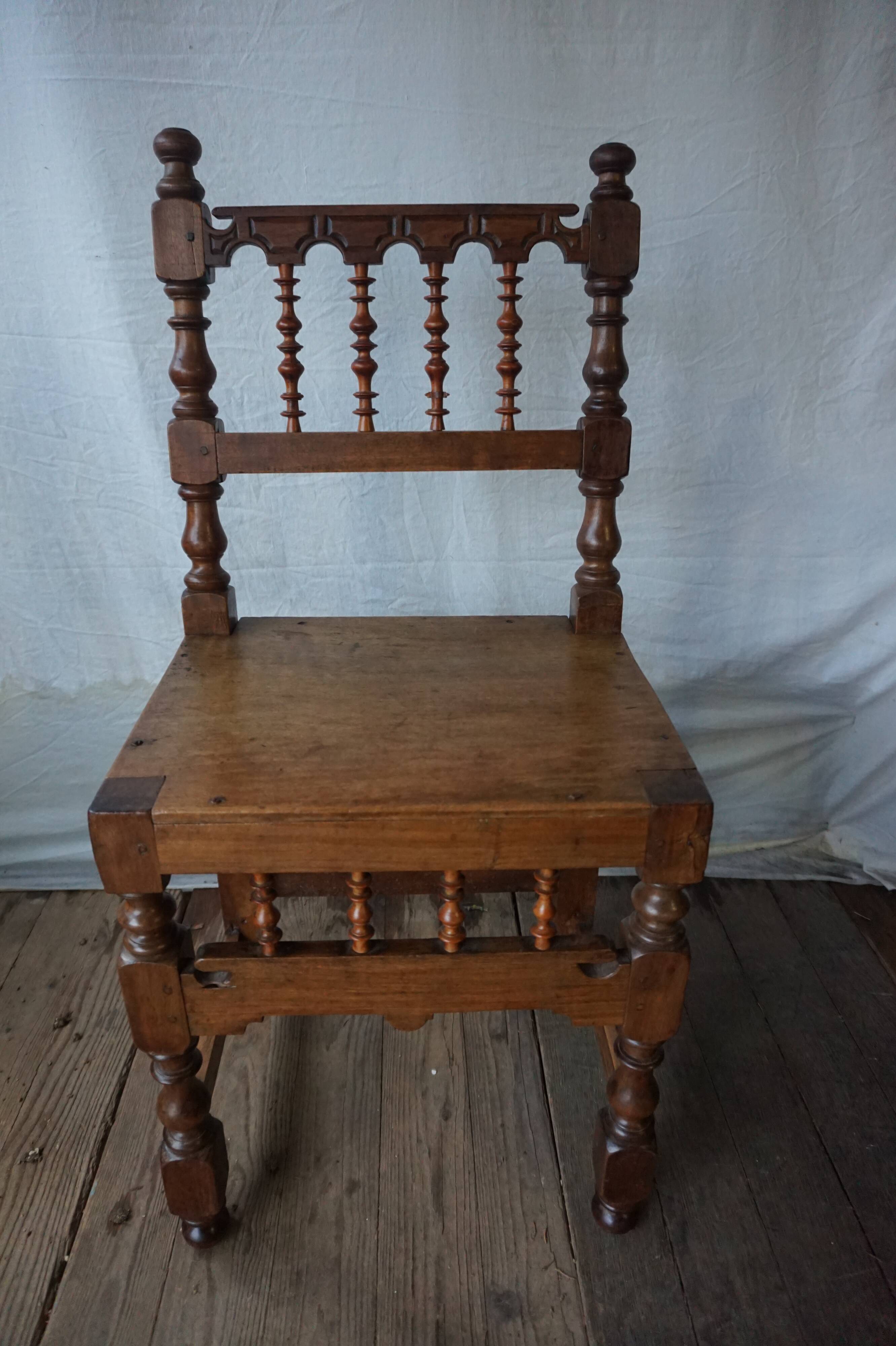 Set of 4 chairs in Spanish