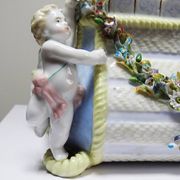 Small porcelain planter in antique German Putti style Meissen from the 19th century.