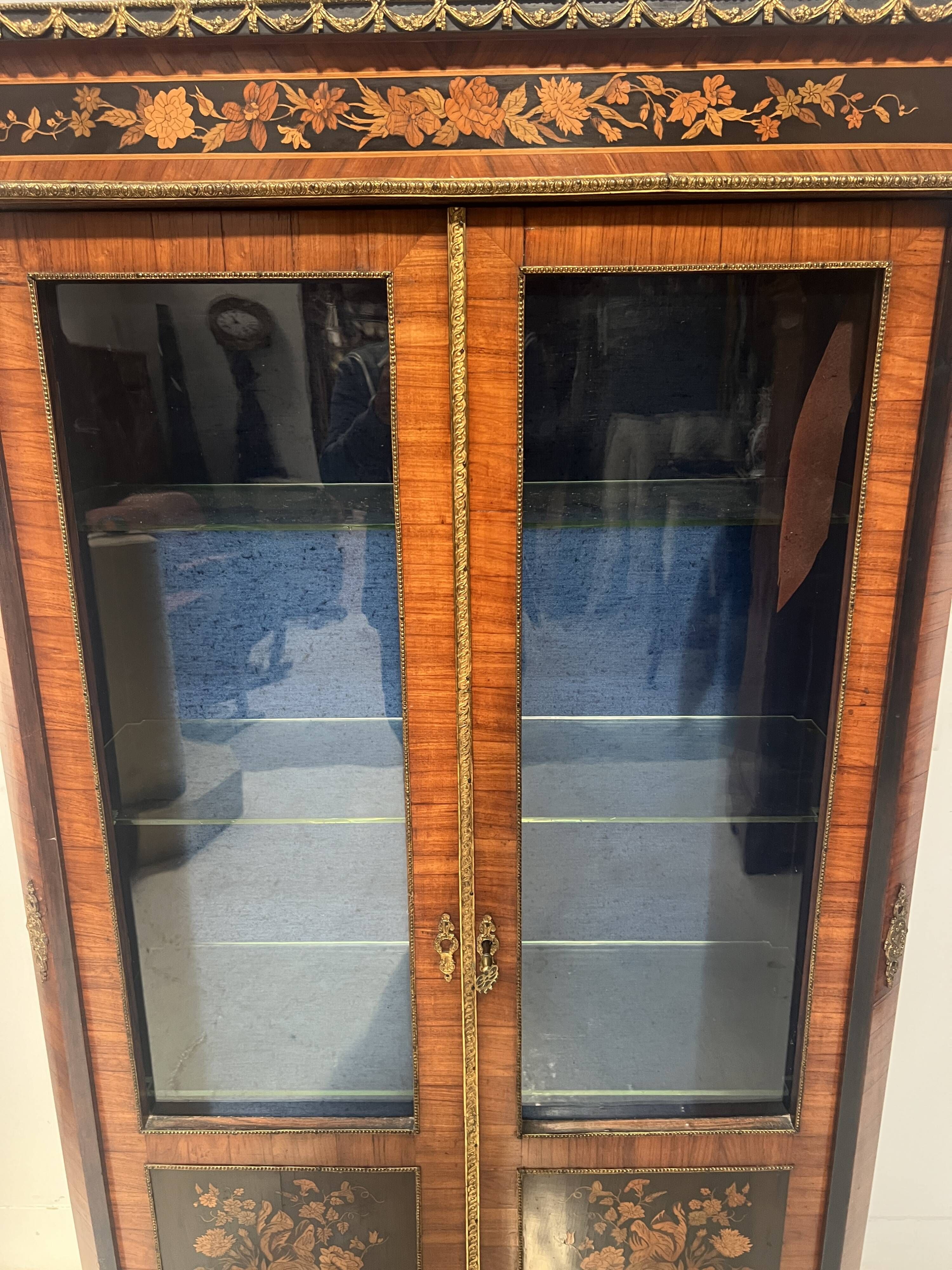 Napoleon III display cabinet in rosewood veneer and marquetry, 19th century.