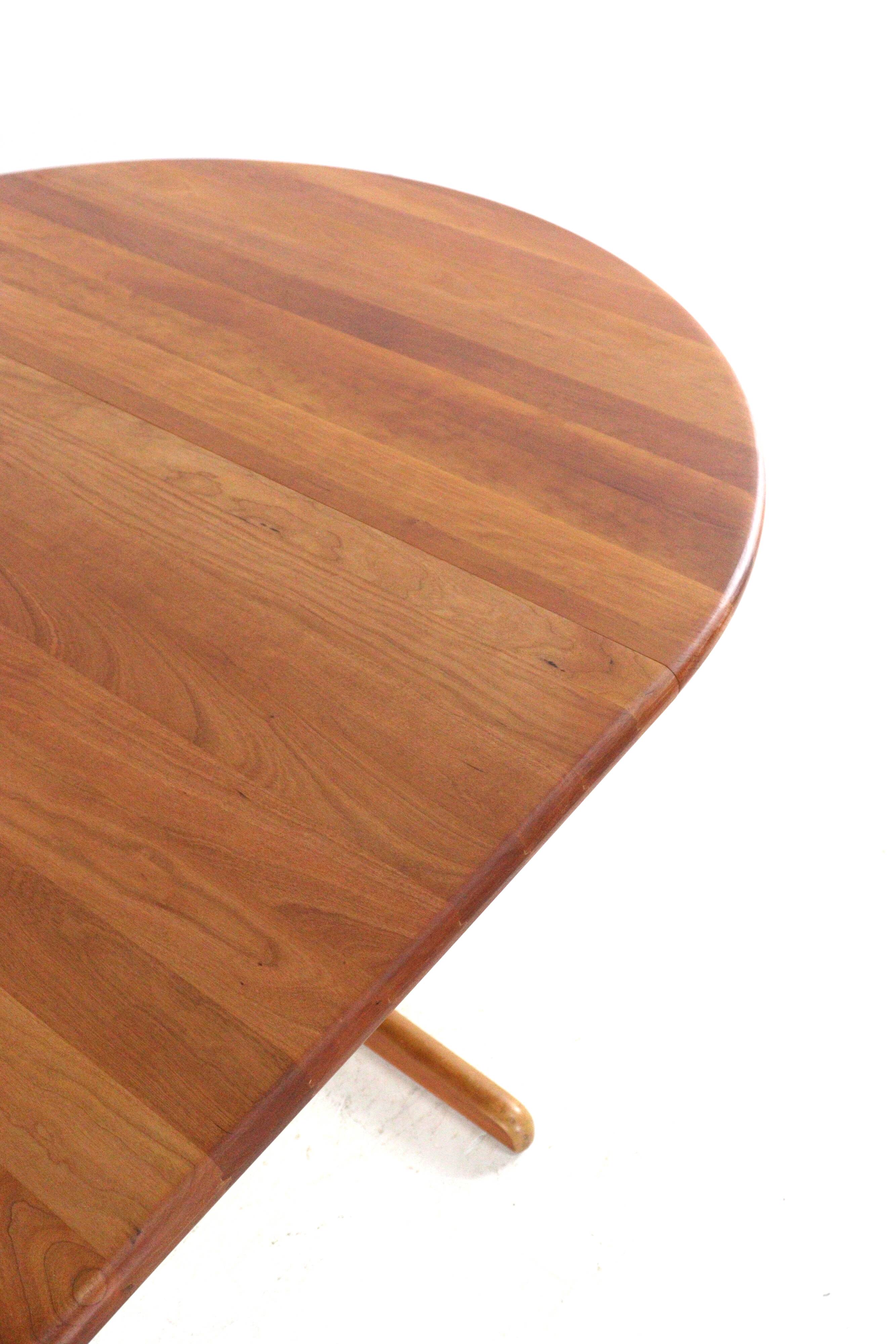 Round 2x Extendable Dining Table "Tjórn" - danish design in teak