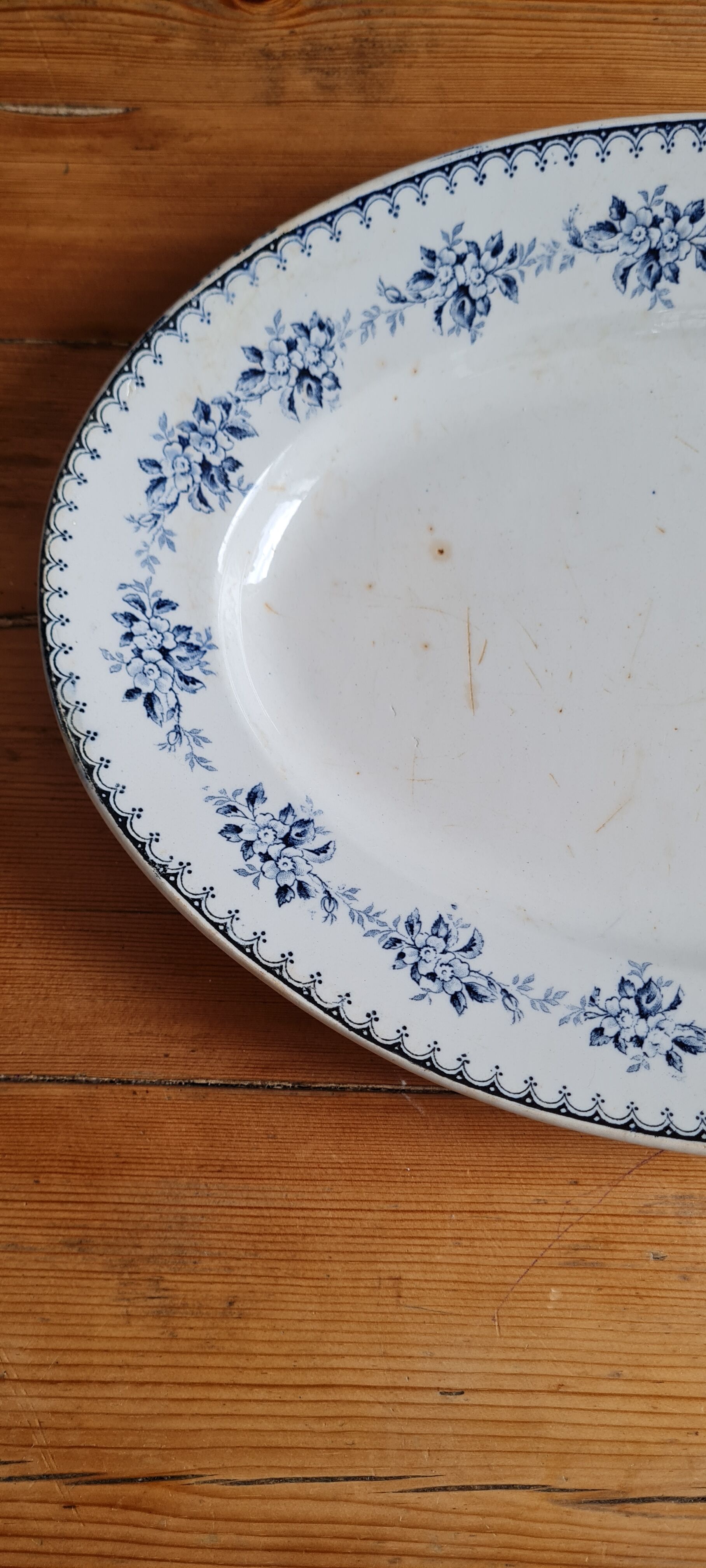 Oval serving dish in iron earth