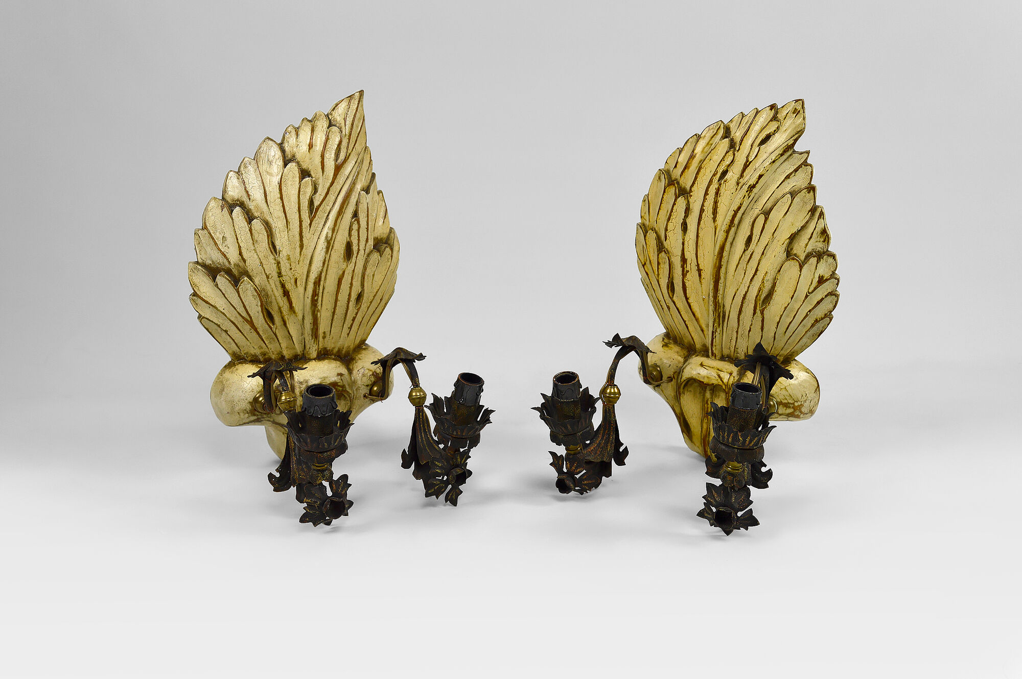 Pair of Hollywood Regency sconces in carved, painted and patinated wood, 1950s