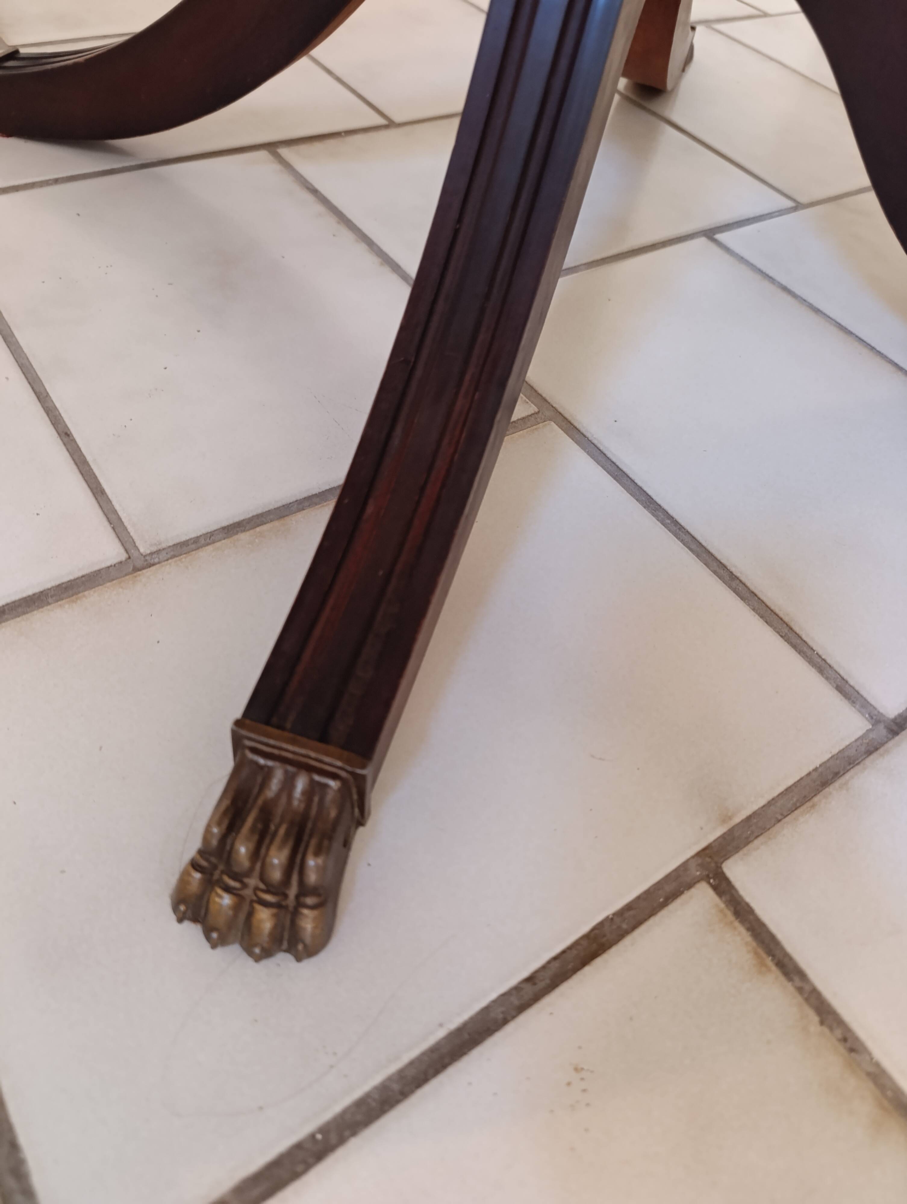 Table and chairs made of mahogany wood.