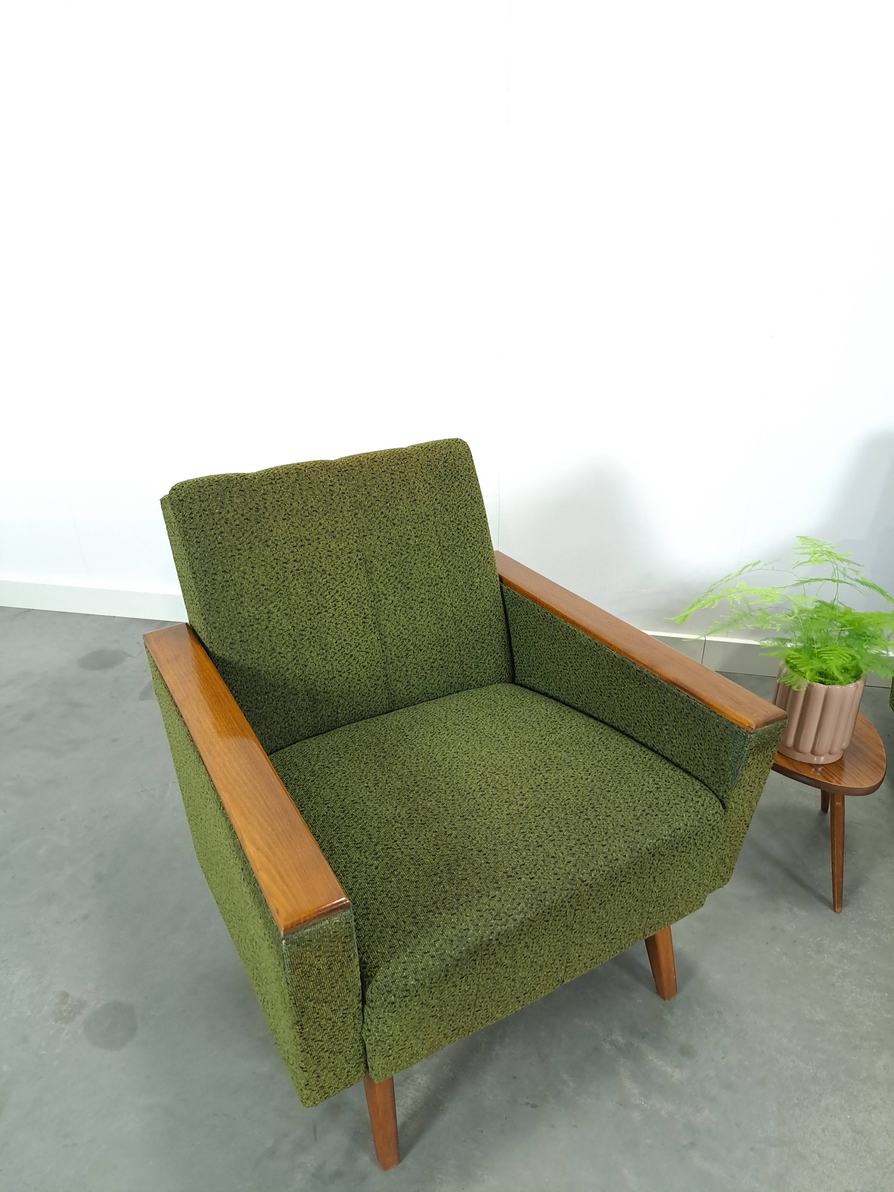 Fauteuil vert avec dossier en bois de teck