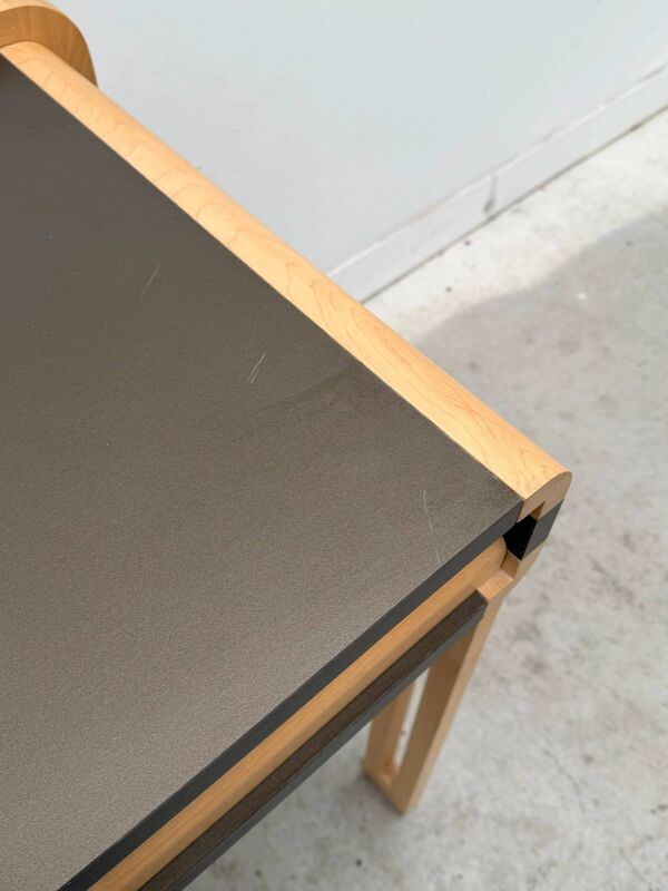 Bureau en bois massif et formica