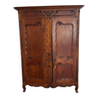 Beautiful antique oak wardrobe, dimensions suitable for current apartments.
