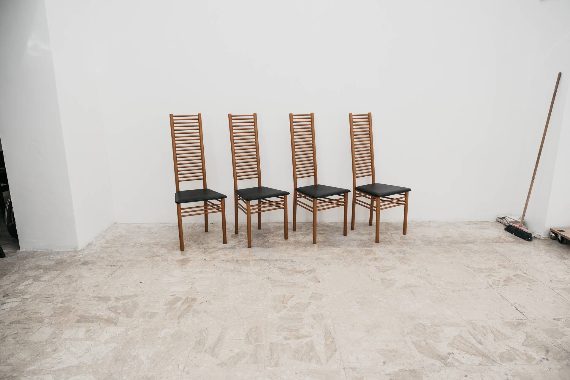 Set Da Pranzo Composto Da 4 Sedie Con Schienale A Scaletta Design 70’s