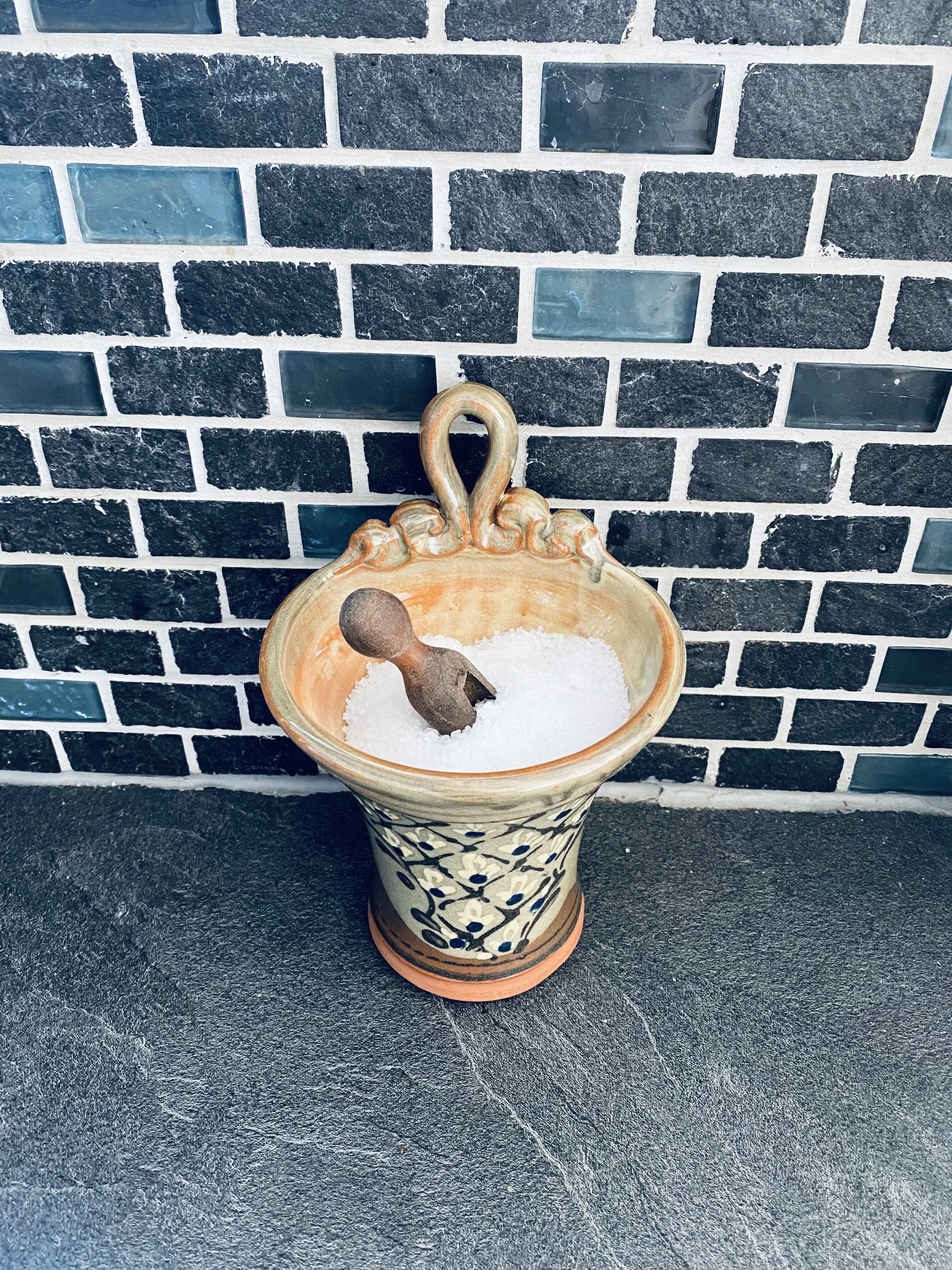 Wall-mounted or laying kitchen pot