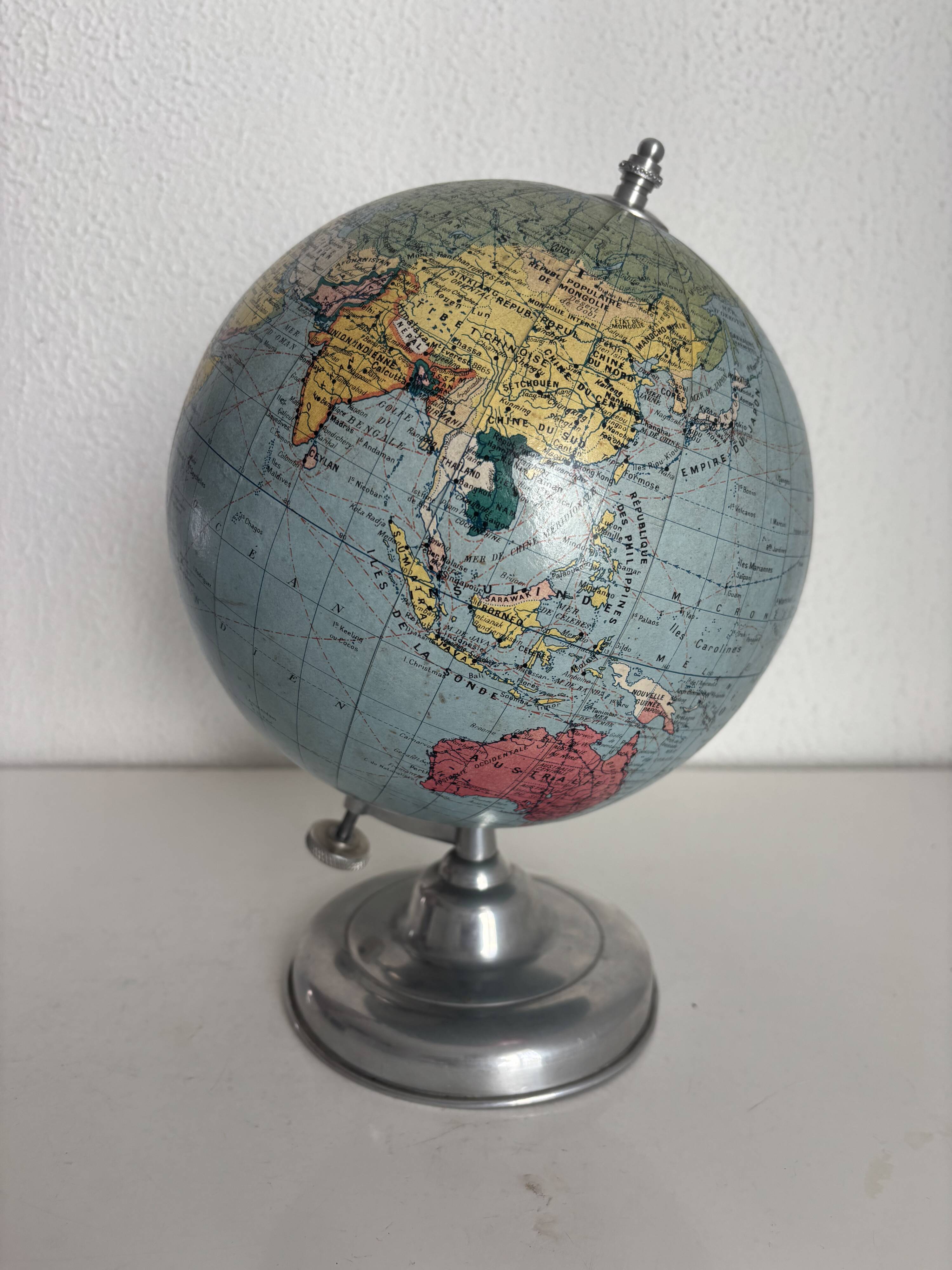 Vintage terrestrial globe 1947 Taride Paris - 29 cm