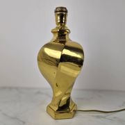 Lampe de table en laiton sculptural, de qualité lourde, sans abat-jour.