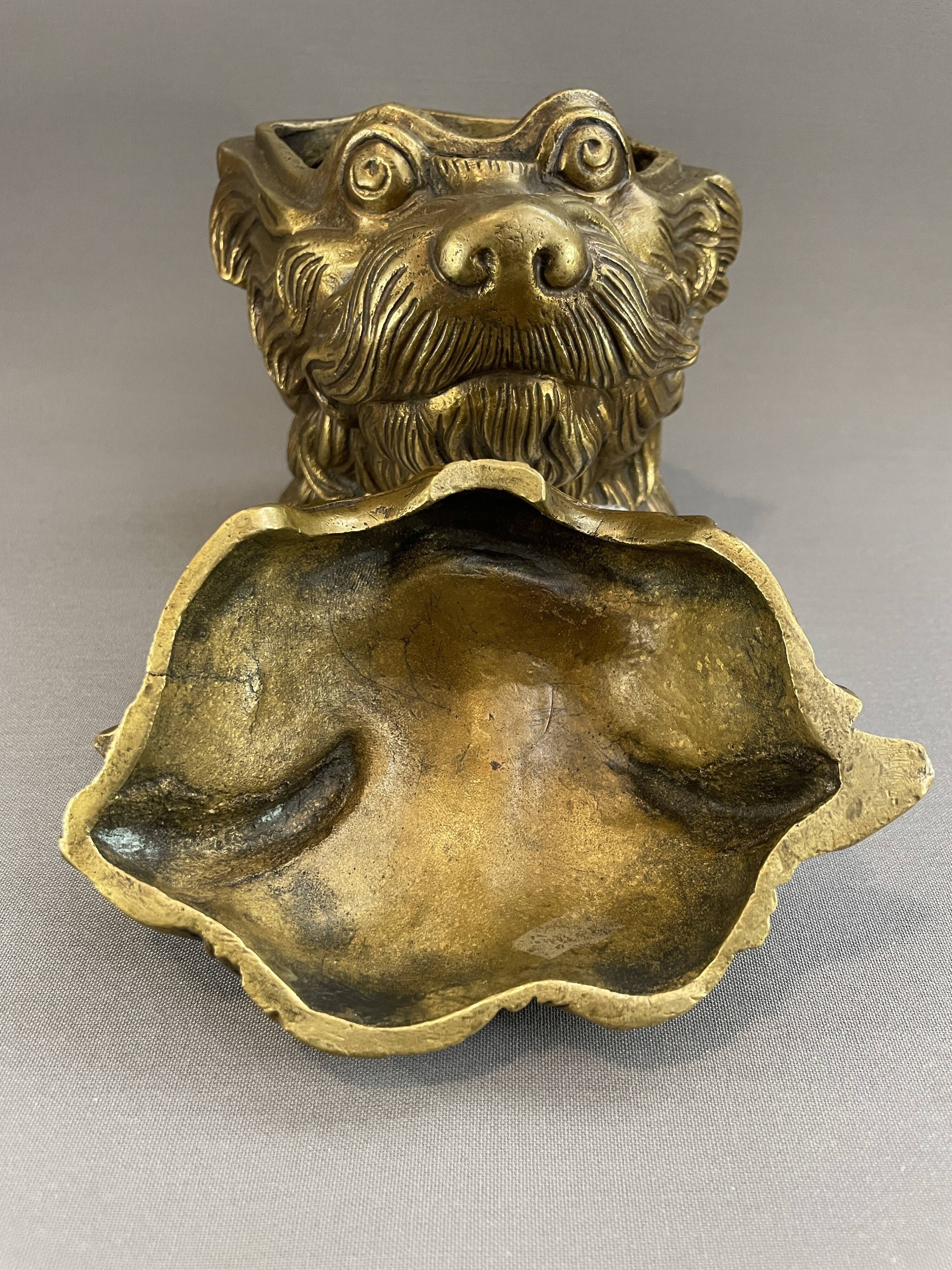 Pot à tabac en bronze en forme de tête de chien, vers 1900