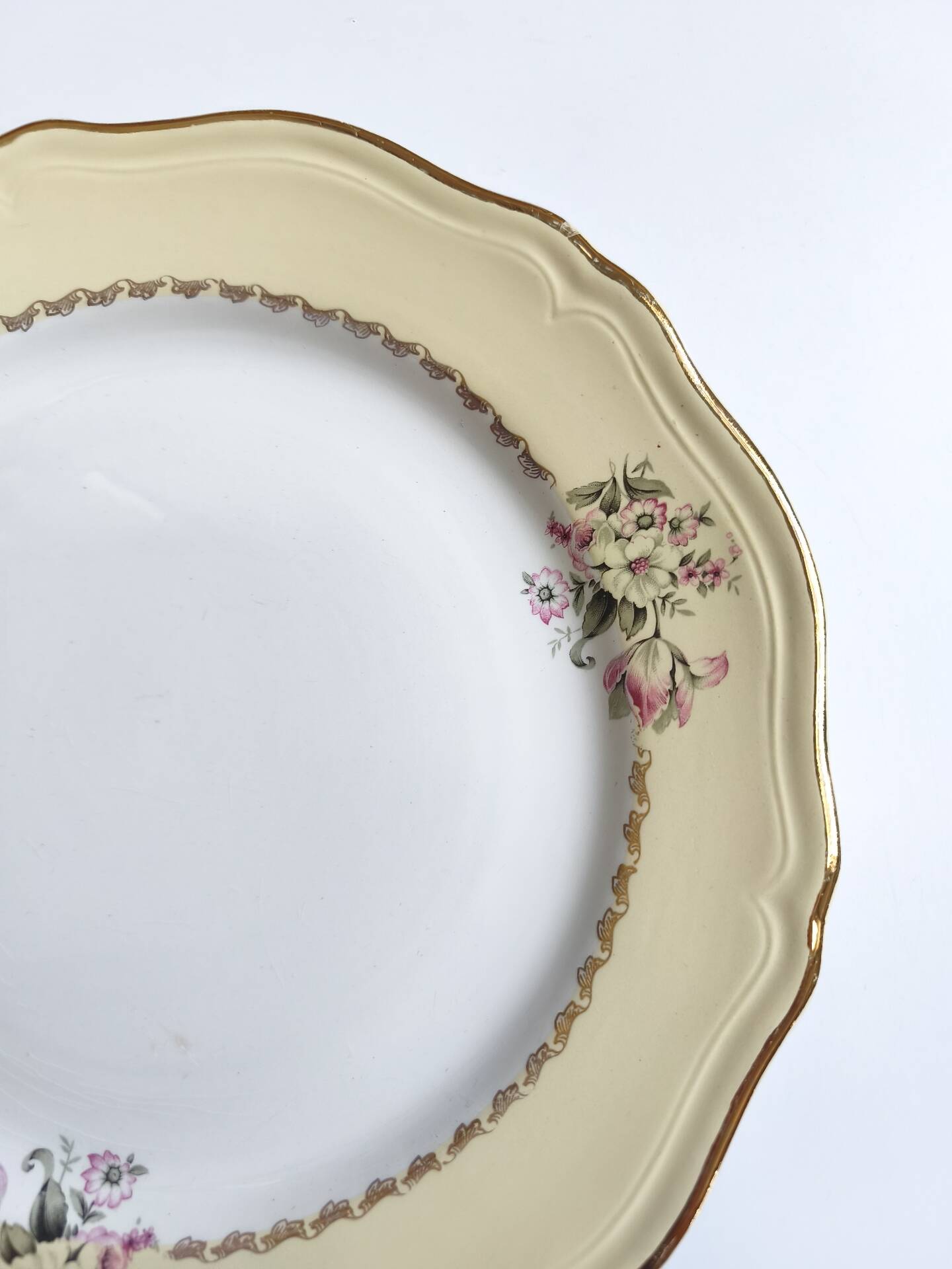 Round vintage plate L'Amandinoise model Paola cream and white flowers
