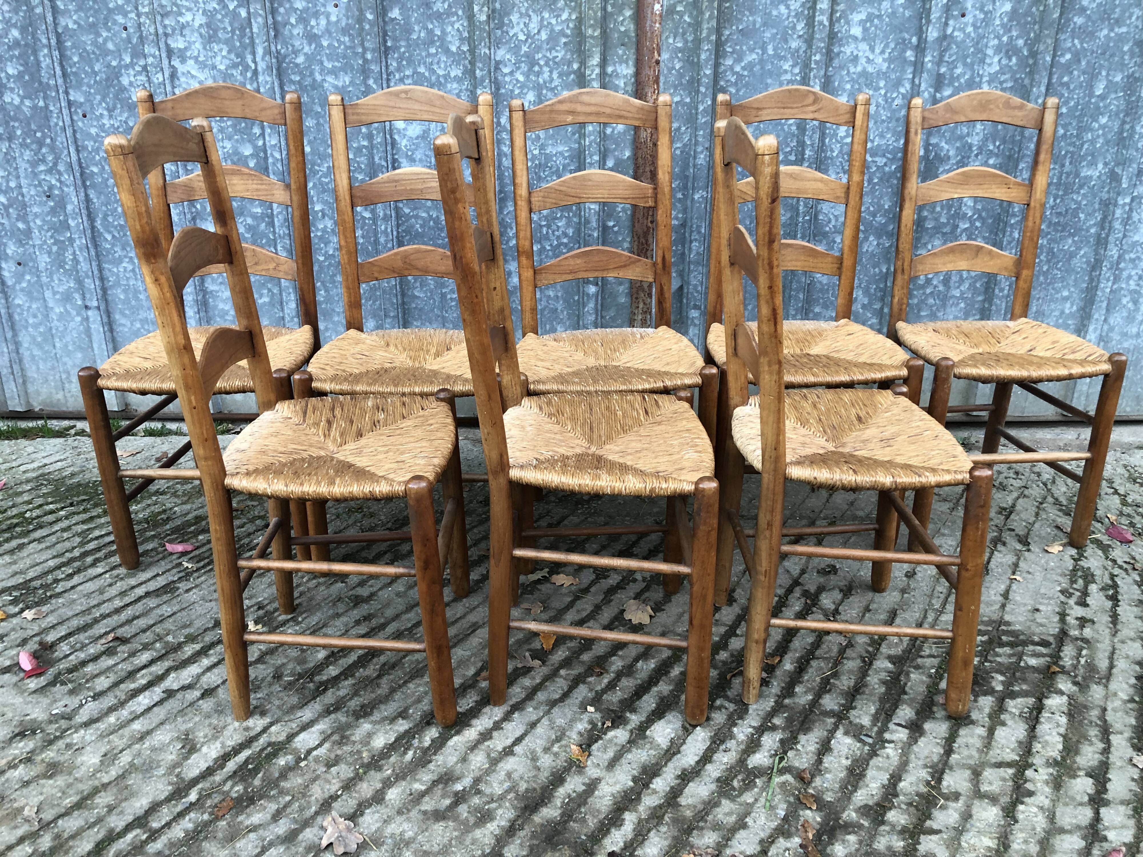 8 Chaises  anciennes vendéennes paillées en cerisier massif.