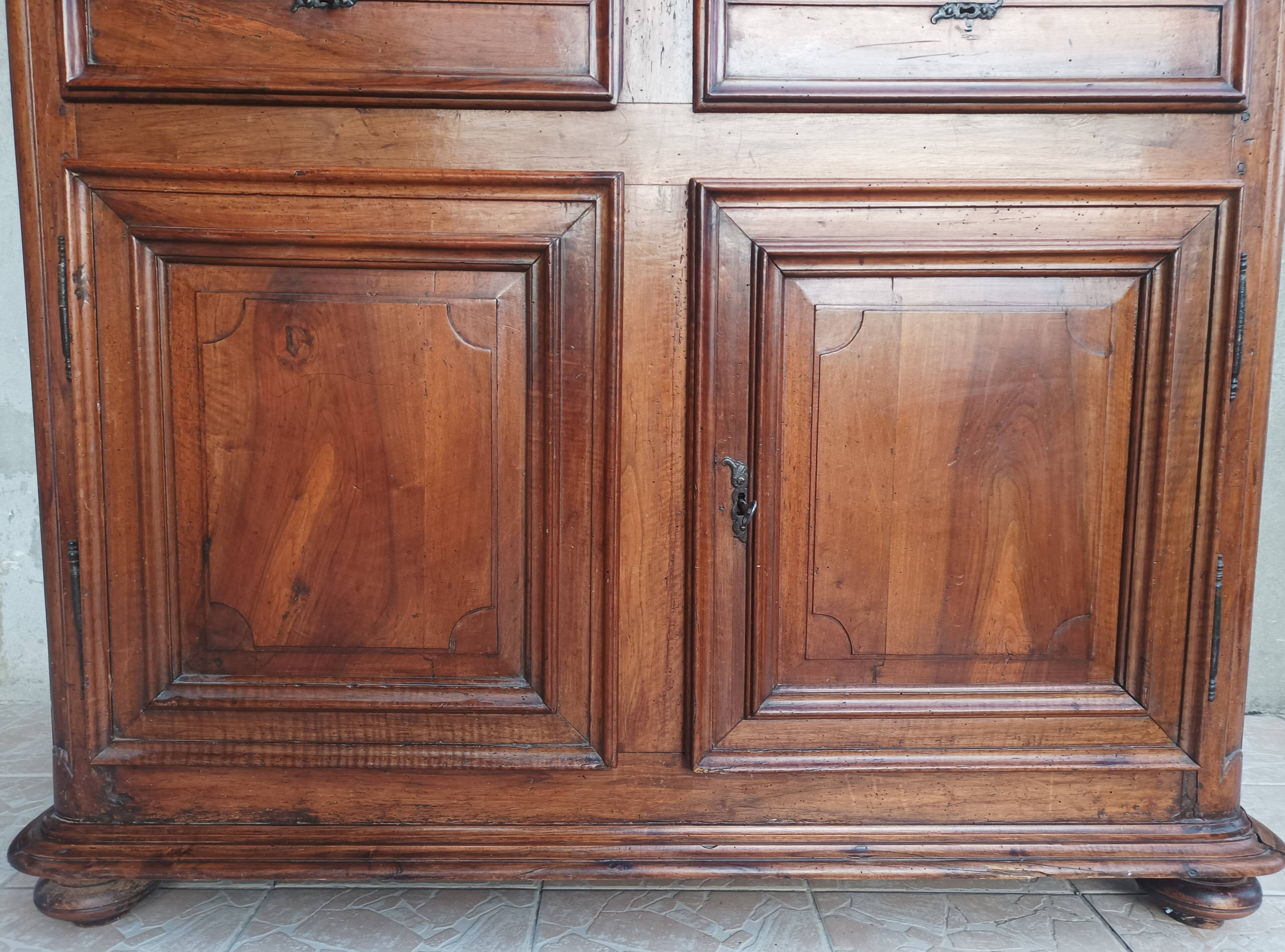 Buffet Louis XIV  en noyer 4 portes époque 18ème