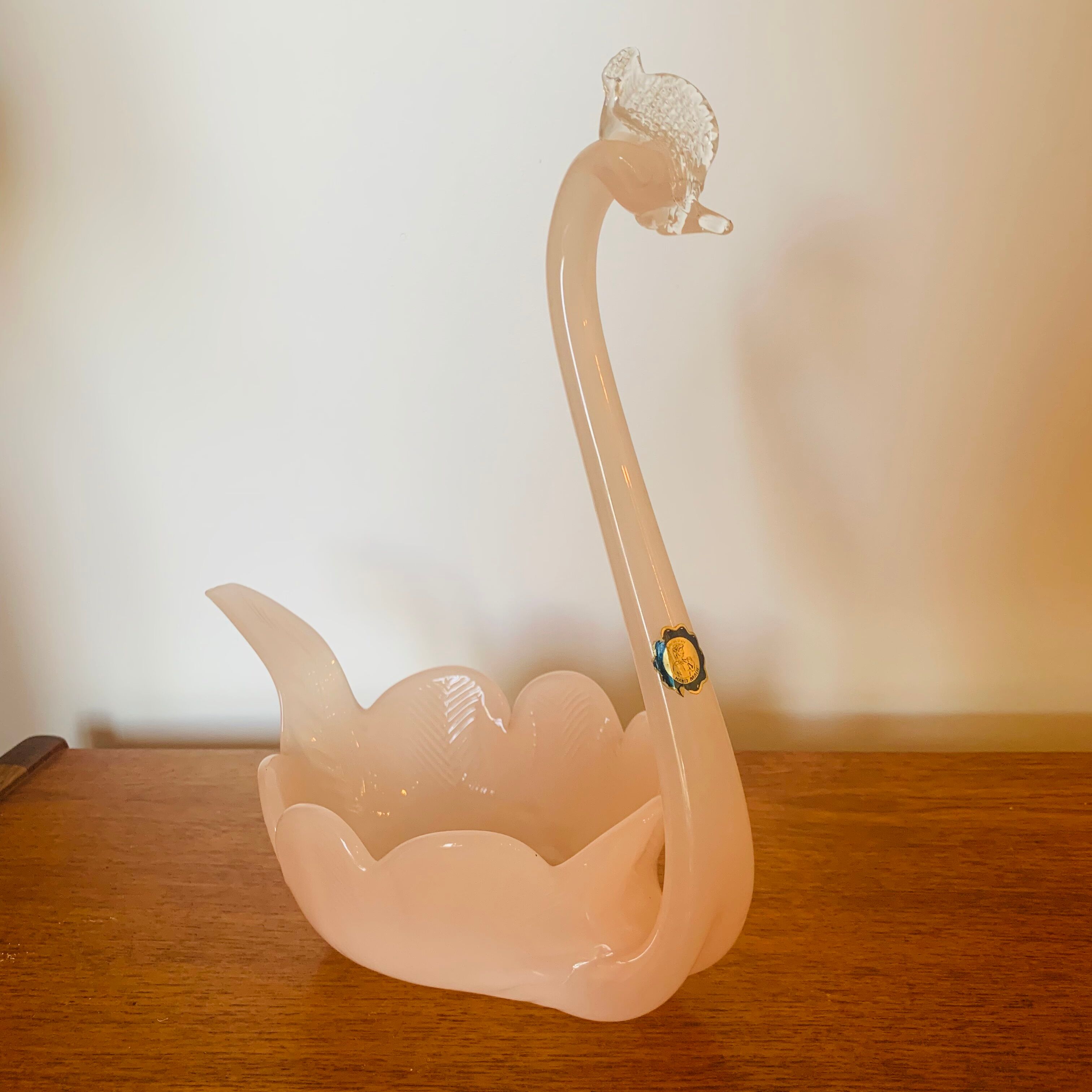 Pink glass paste swan emptier