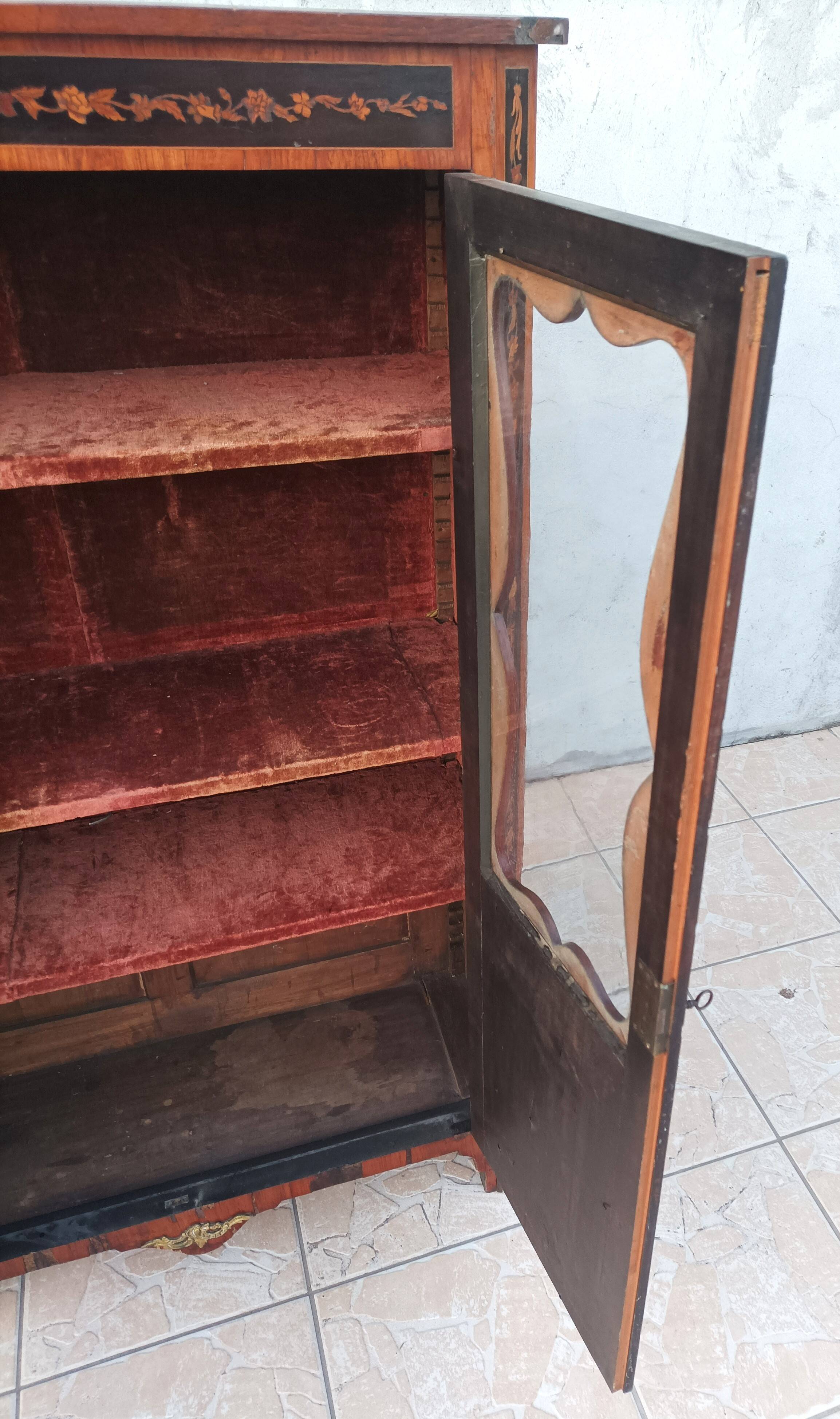 Louis XVI display cabinet in rosewood and amaranth veneer.