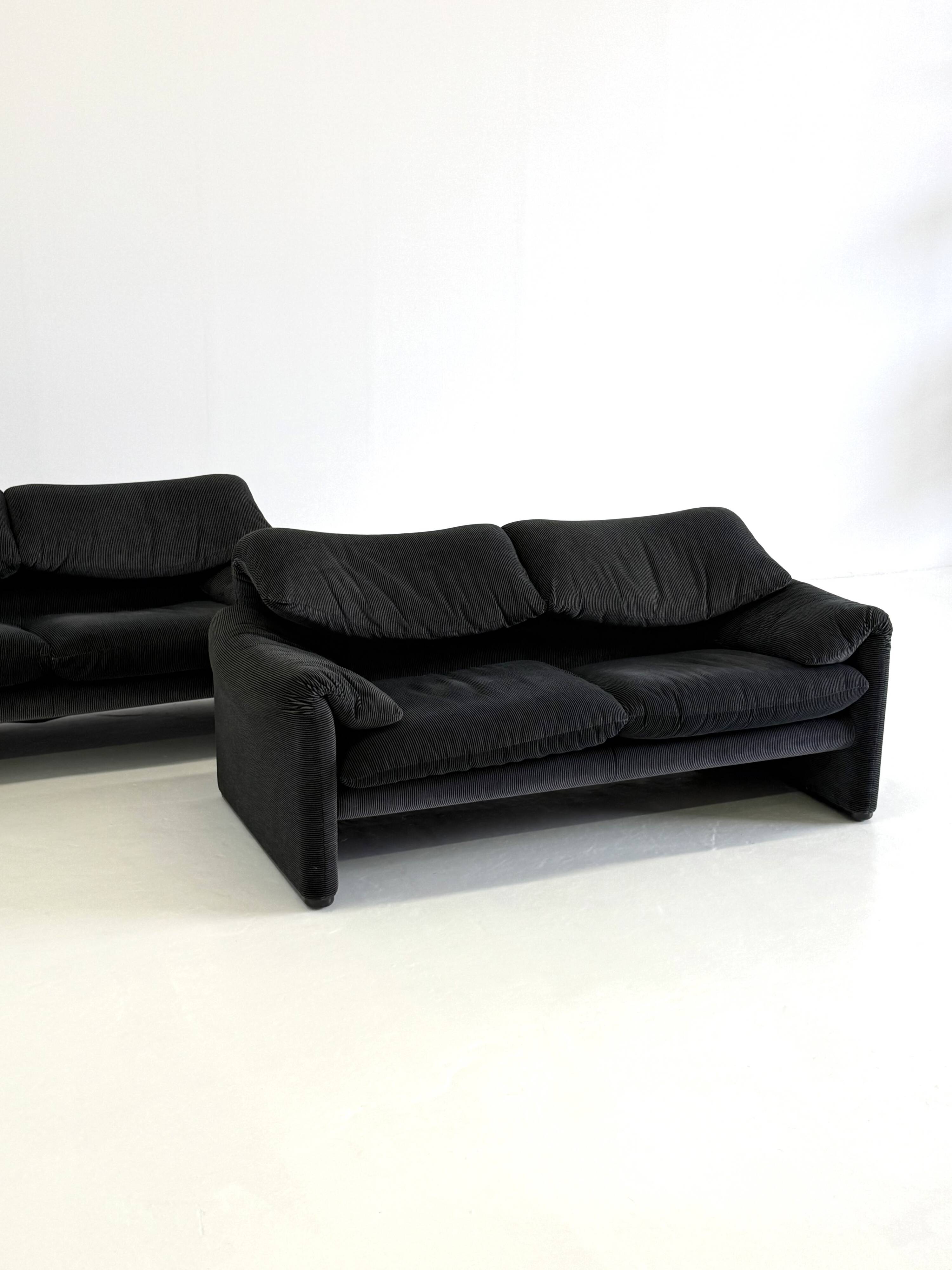 Cassina Maralunga 2 places noir-gris par Vico Magistretti