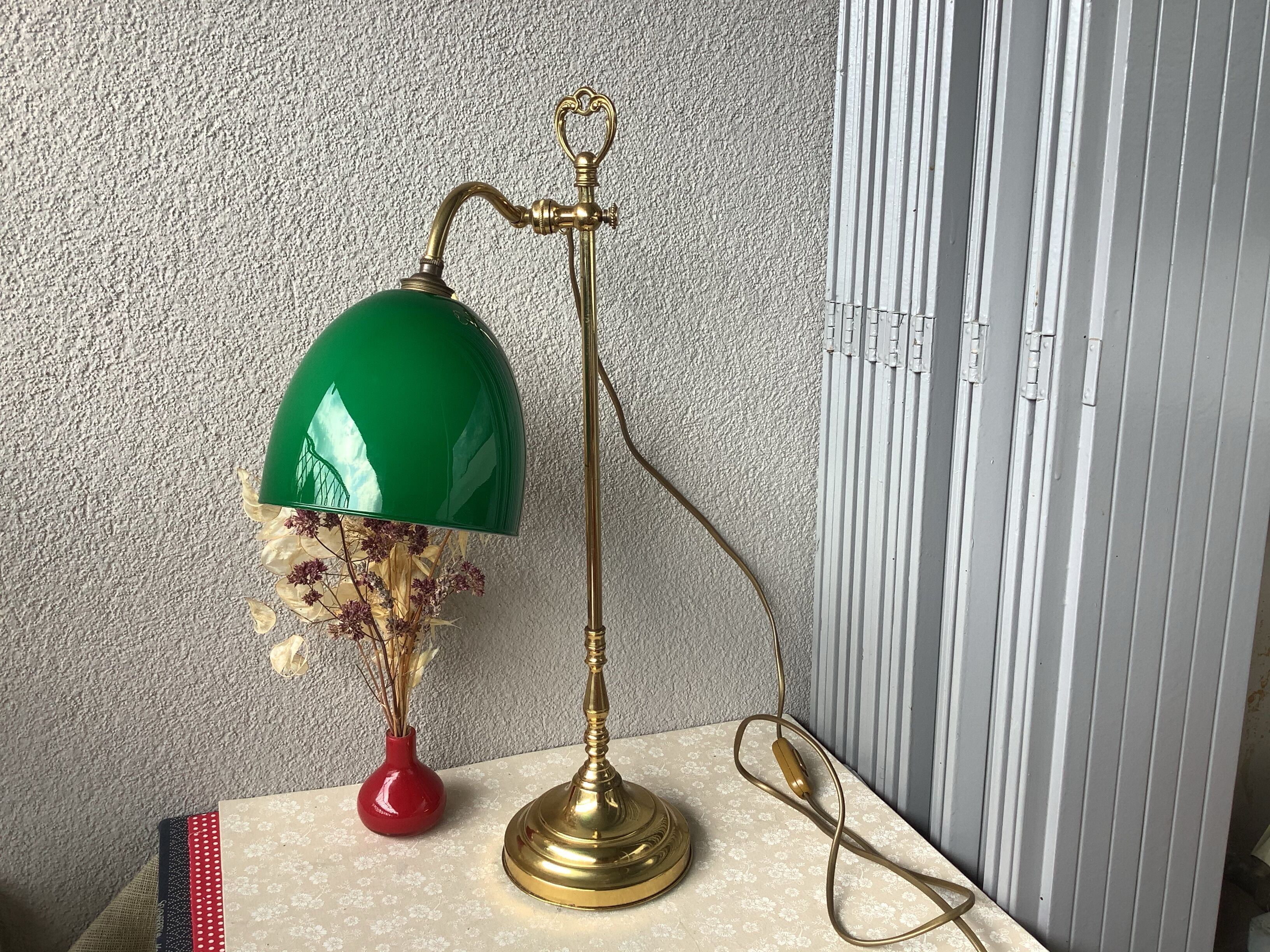 Desk lamp in brass and green opaline