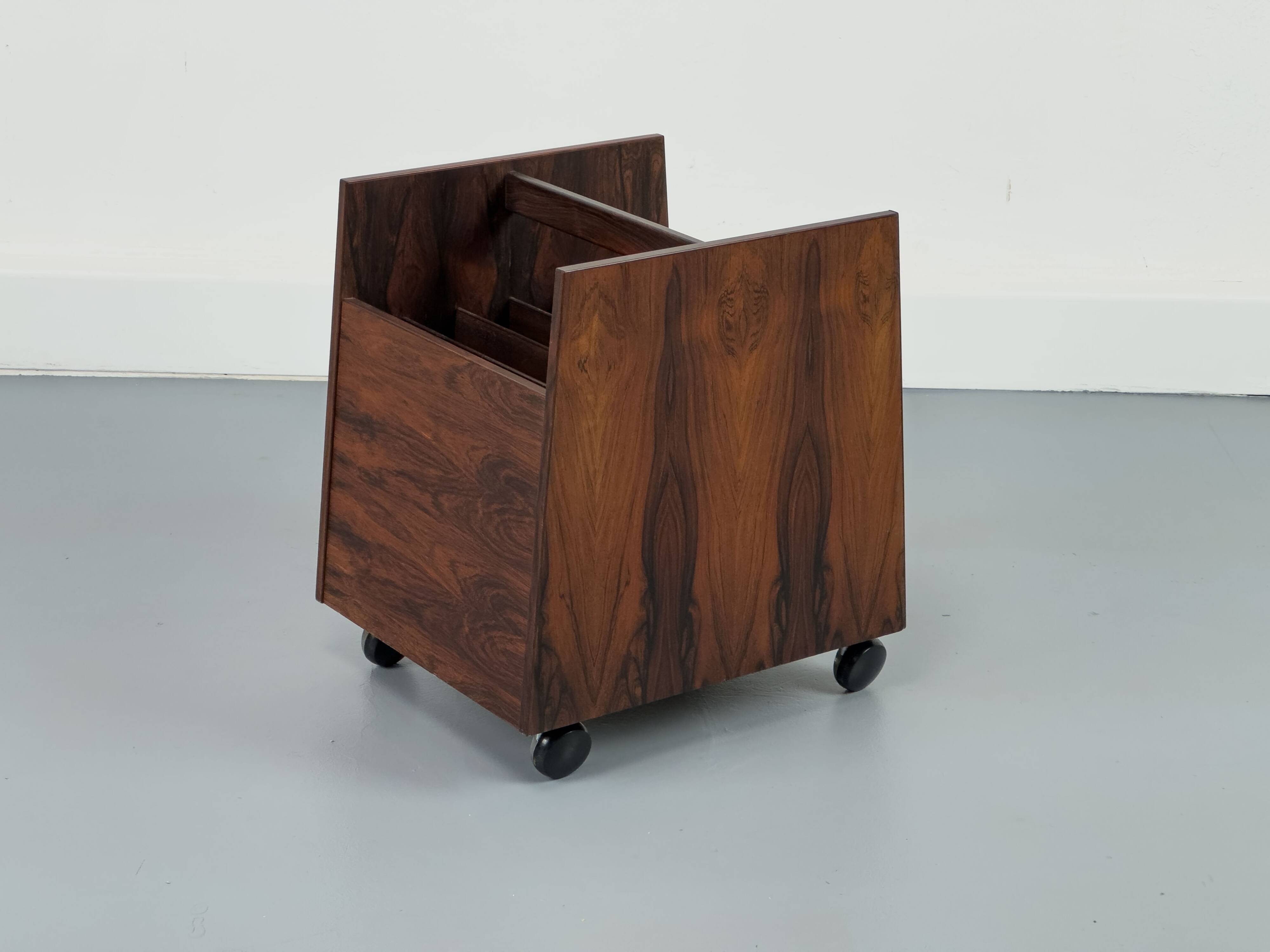 Chariot pour disques vinyles ou magazines du milieu du siècle par Bruksbo
