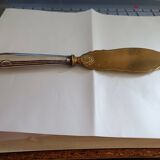 Serving shovel in filled and gilded silver.
