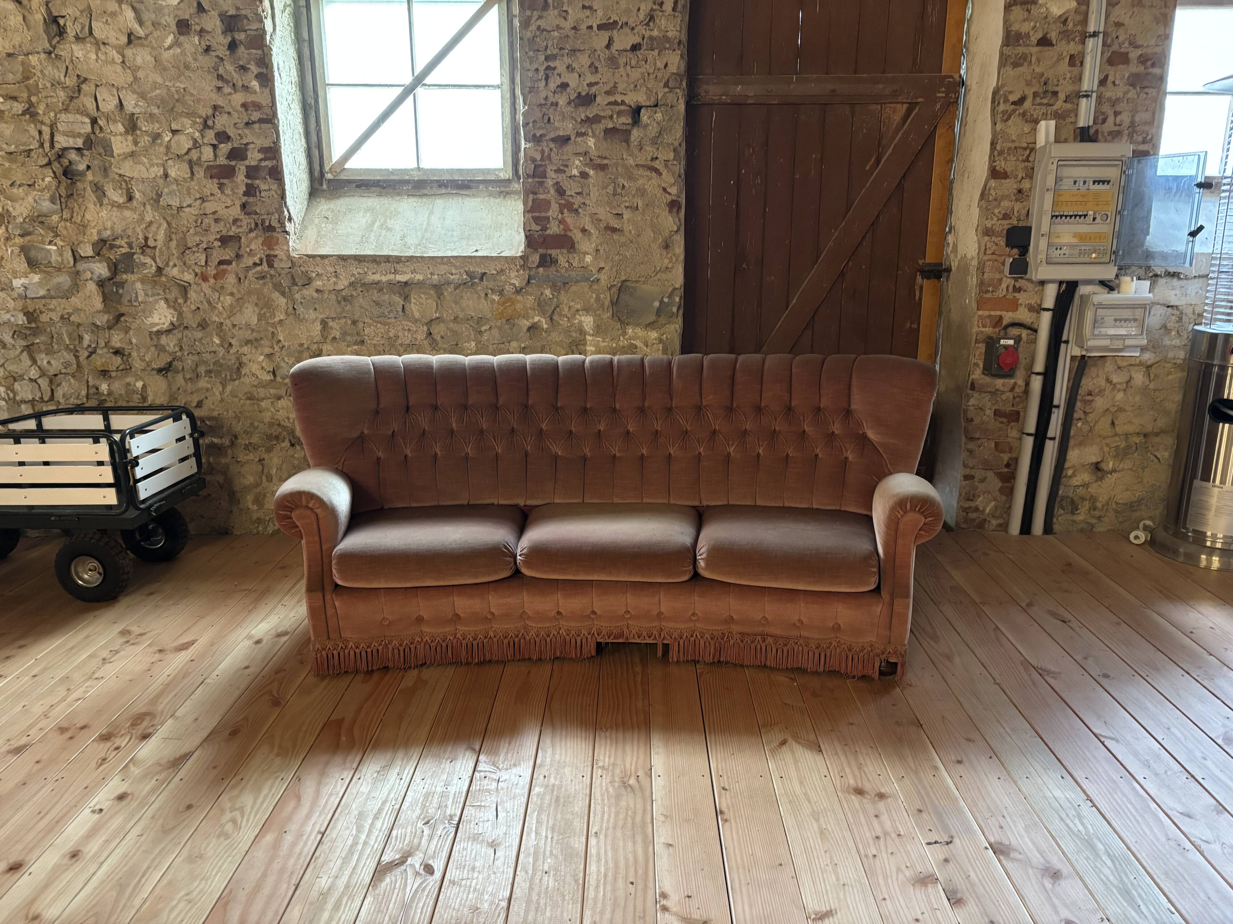 Living room with a three-seater sofa and two armchairs.