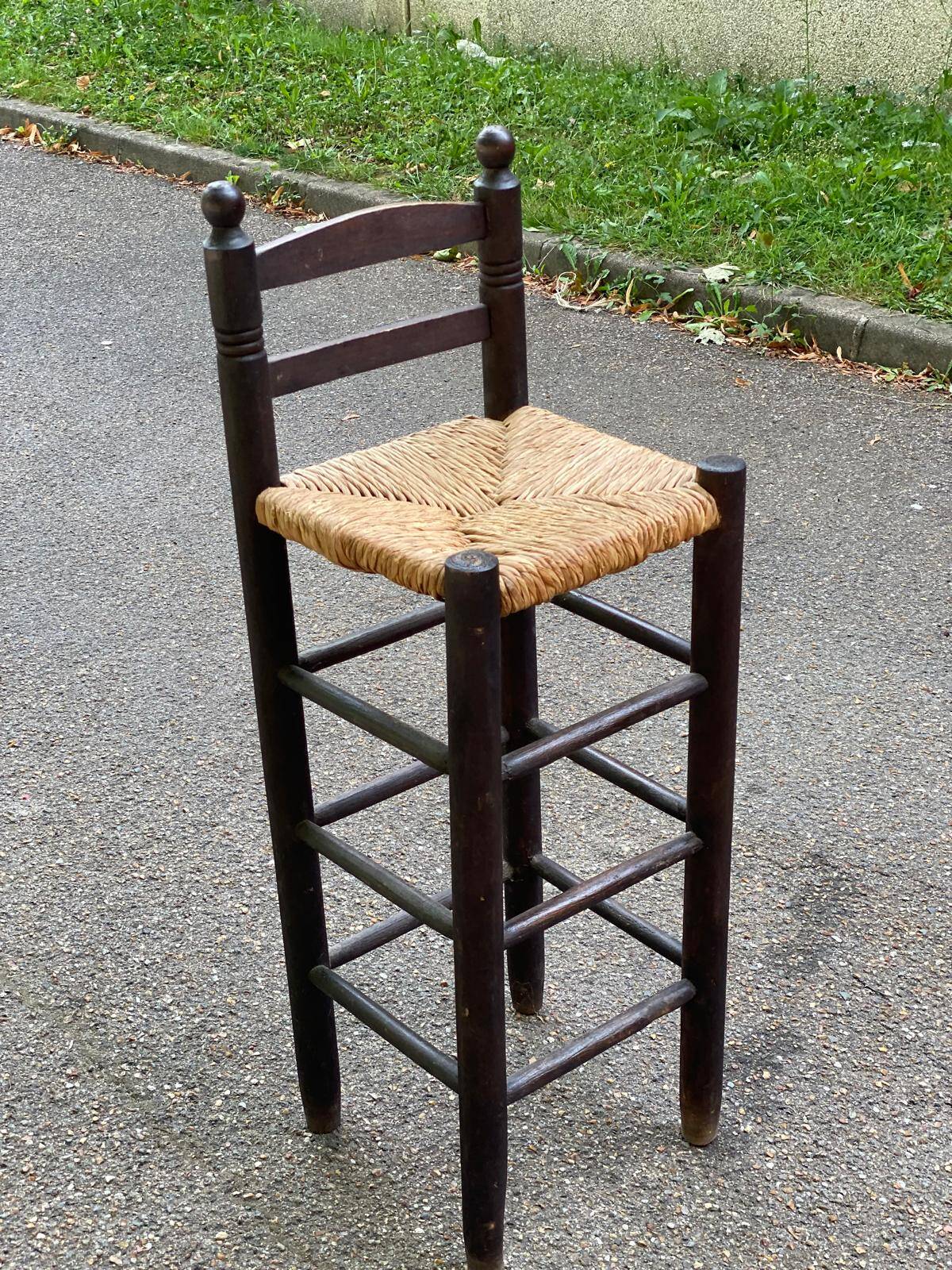 High bar stool in dark solid wood and straw 75cm
