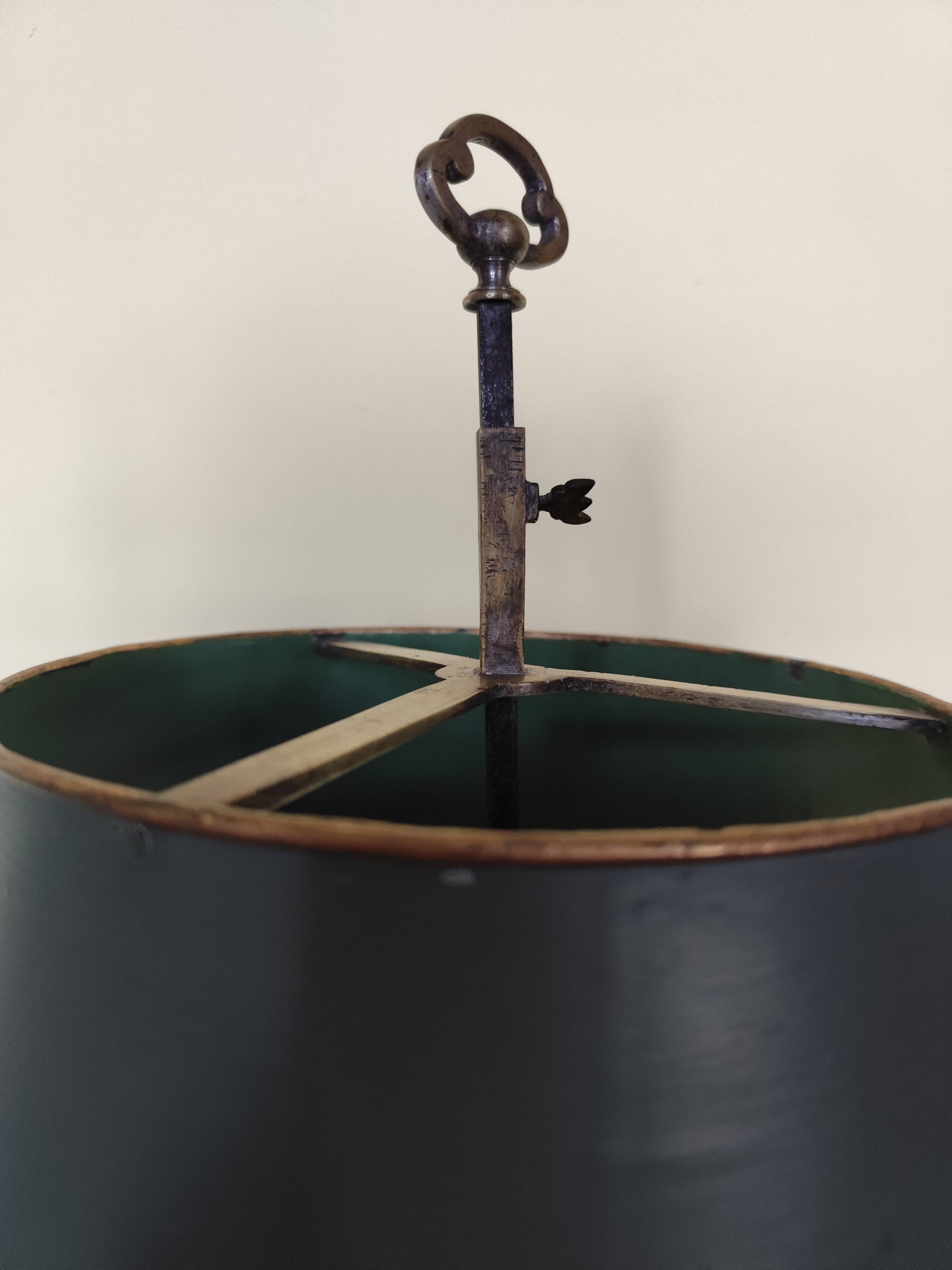 Three-light bouillotte lamp in gold metal, desk lamp.