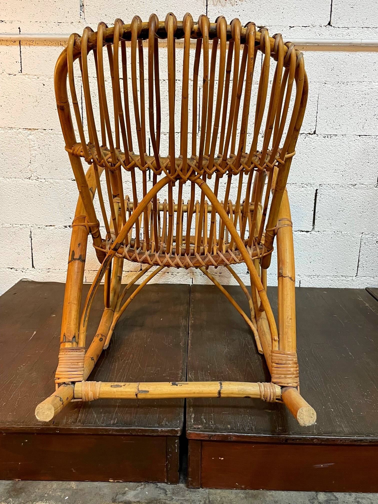 Vintage rocking chair in rattan by Rohé (Holland) from the 1960s.