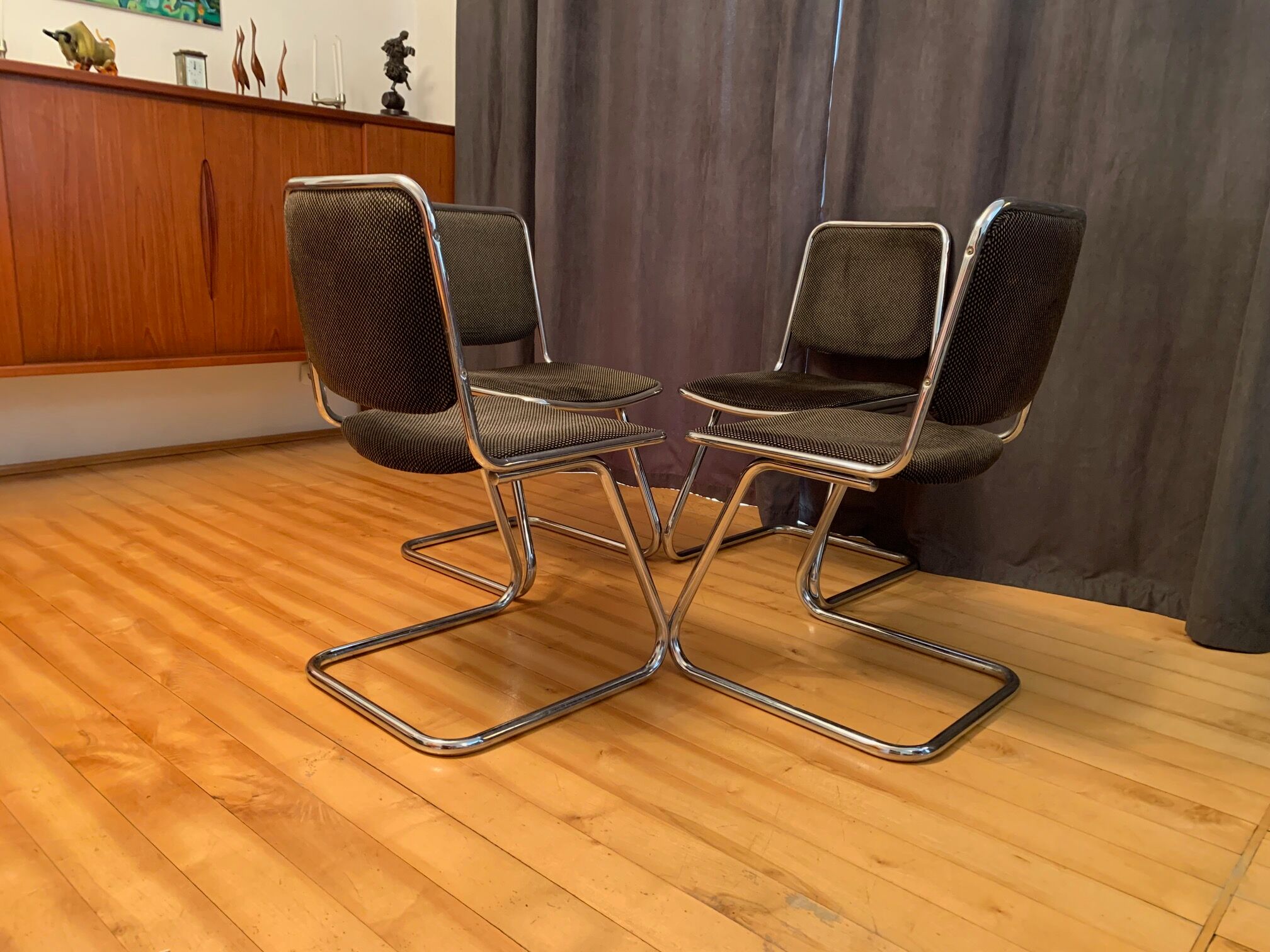 Ensemble de quatre chaises, Taro, Italie, années 1970.