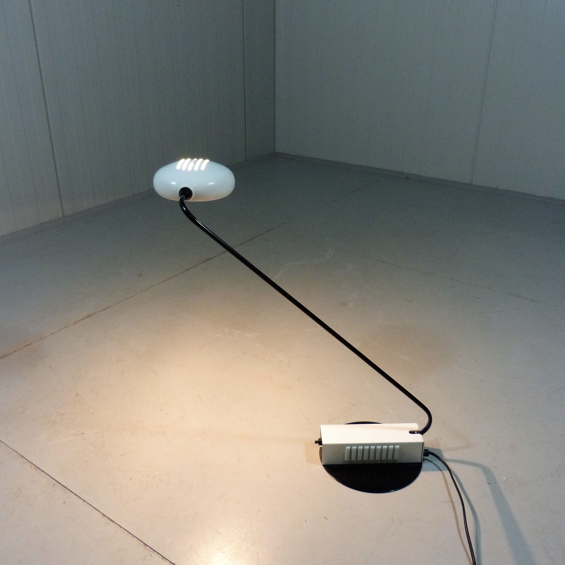 Lampe de bureau italienne en blanc et noir, années 1980