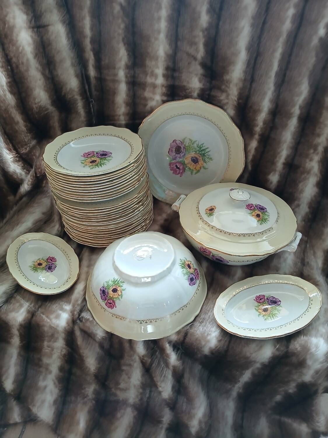 11 antique deep plates L'Amandinoise