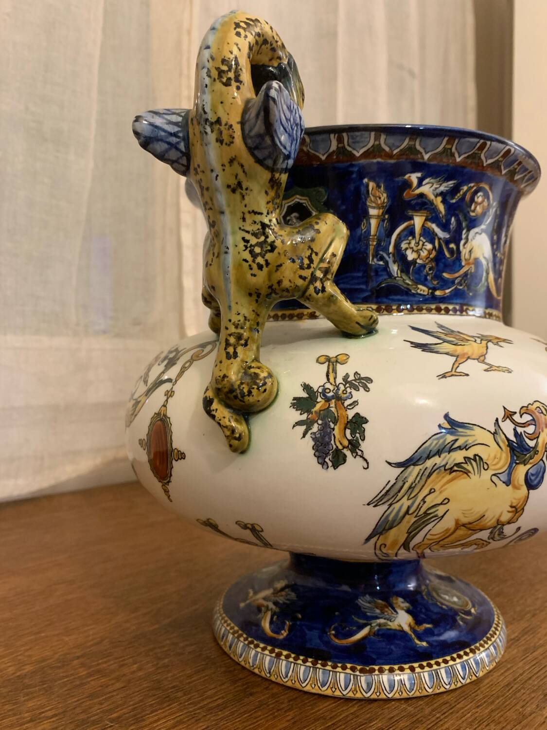 Médicis vase with chimeras in Gien earthenware, 19th century.