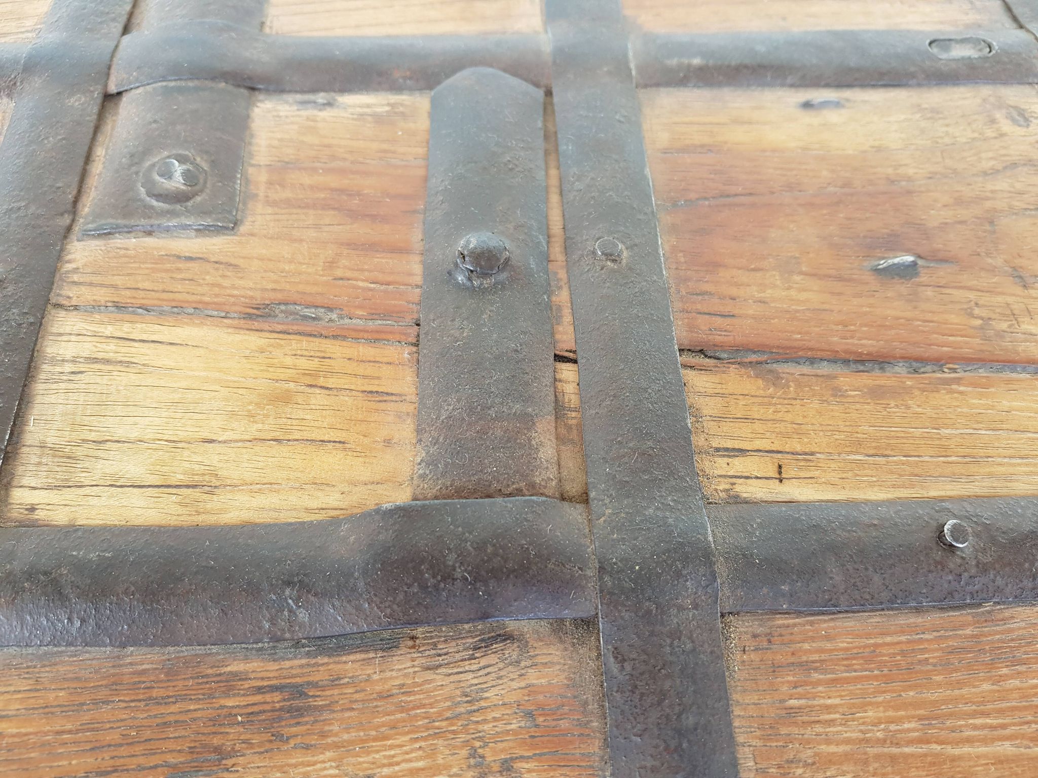 Coffre ancien indien vintage  sur roues en bois début 20eme s