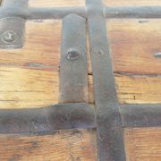 Coffre ancien indien vintage  sur roues en bois début 20eme s