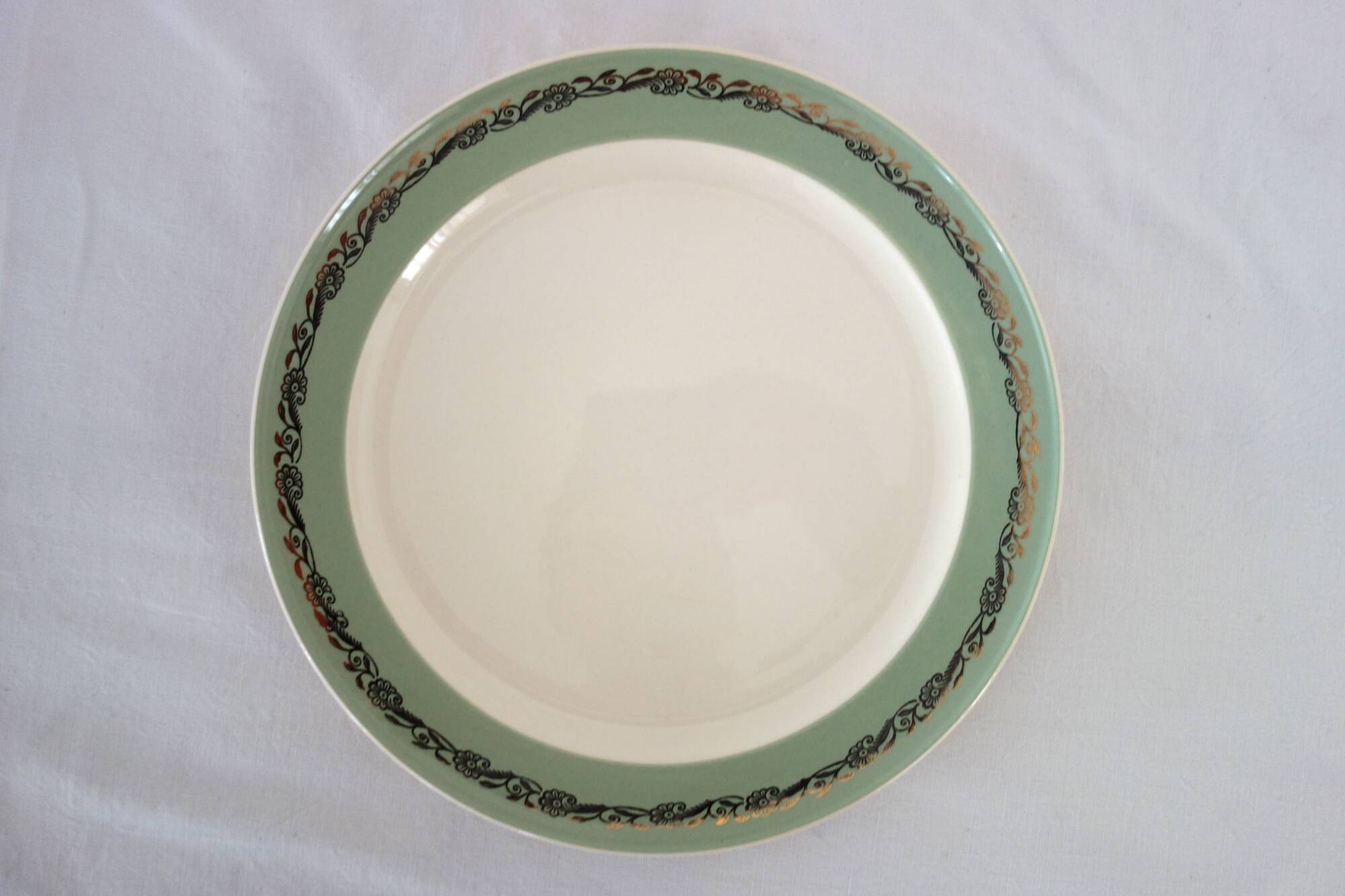 Set of 8 Villeroy and Boch flat plates, vintage Mettlach