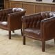 Paire de fauteuils Club capitonnés en cuir