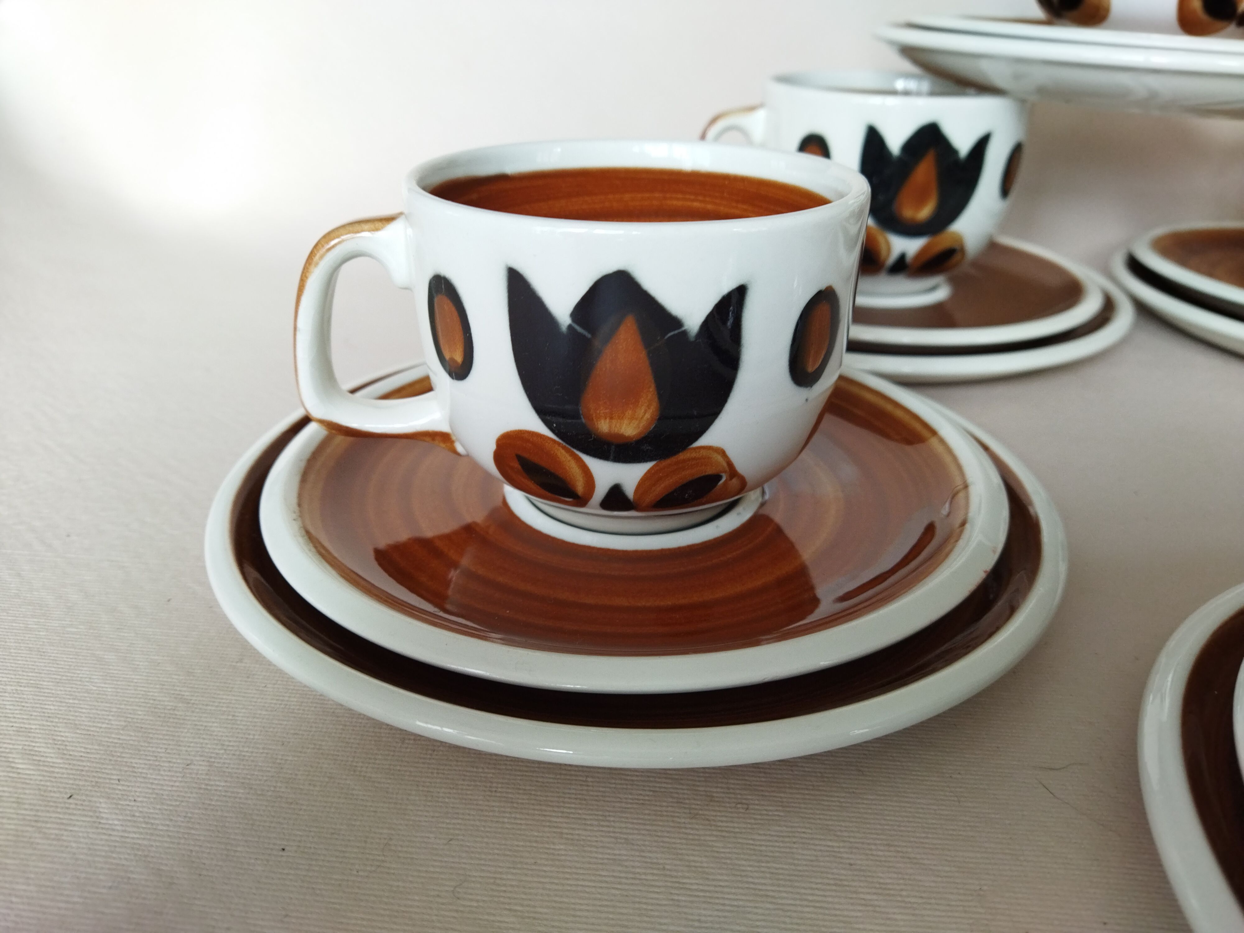 6 cups and cake plates Kimono Boch La Louvière