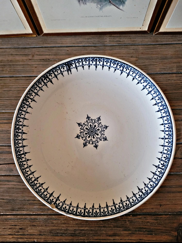 Saint Amand blue iron earth compote, Arabesque decoration, early 1900s.