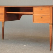 Bureau de style Louis XVI plaqué acajou