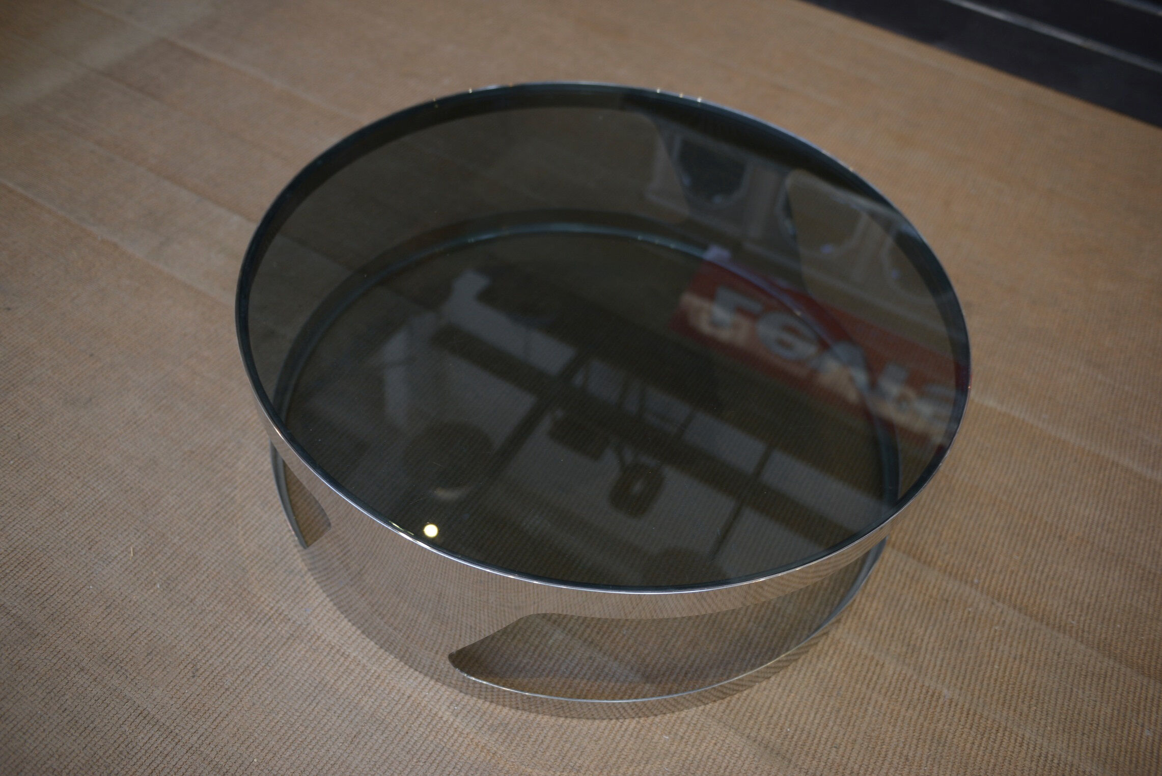 Table basse design en métal chromé et verre fumé 1970