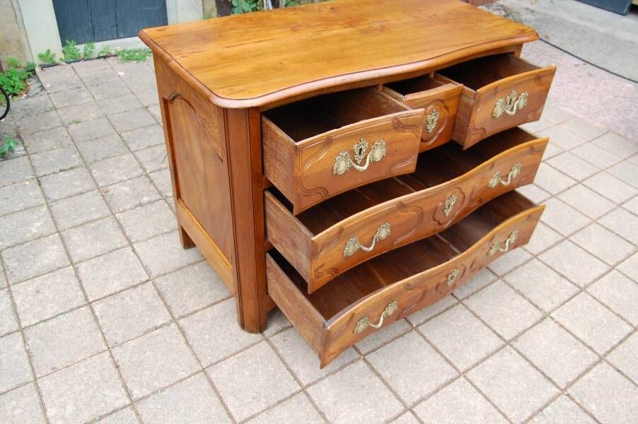 18th-century Louis XV period Parisian commode in walnut.